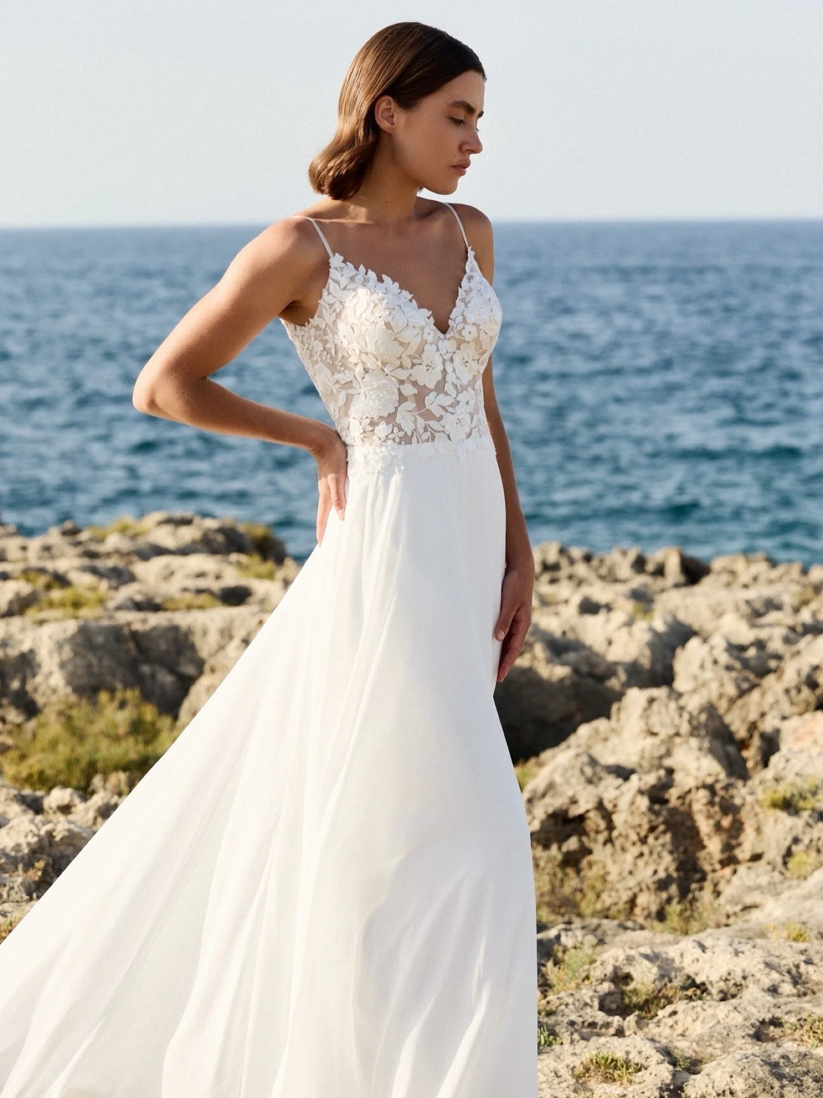 Ivy von Amy Love – A-Linien-Brautkleid mit V-Ausschnitt, feinen Trägern und fließendem Rock.