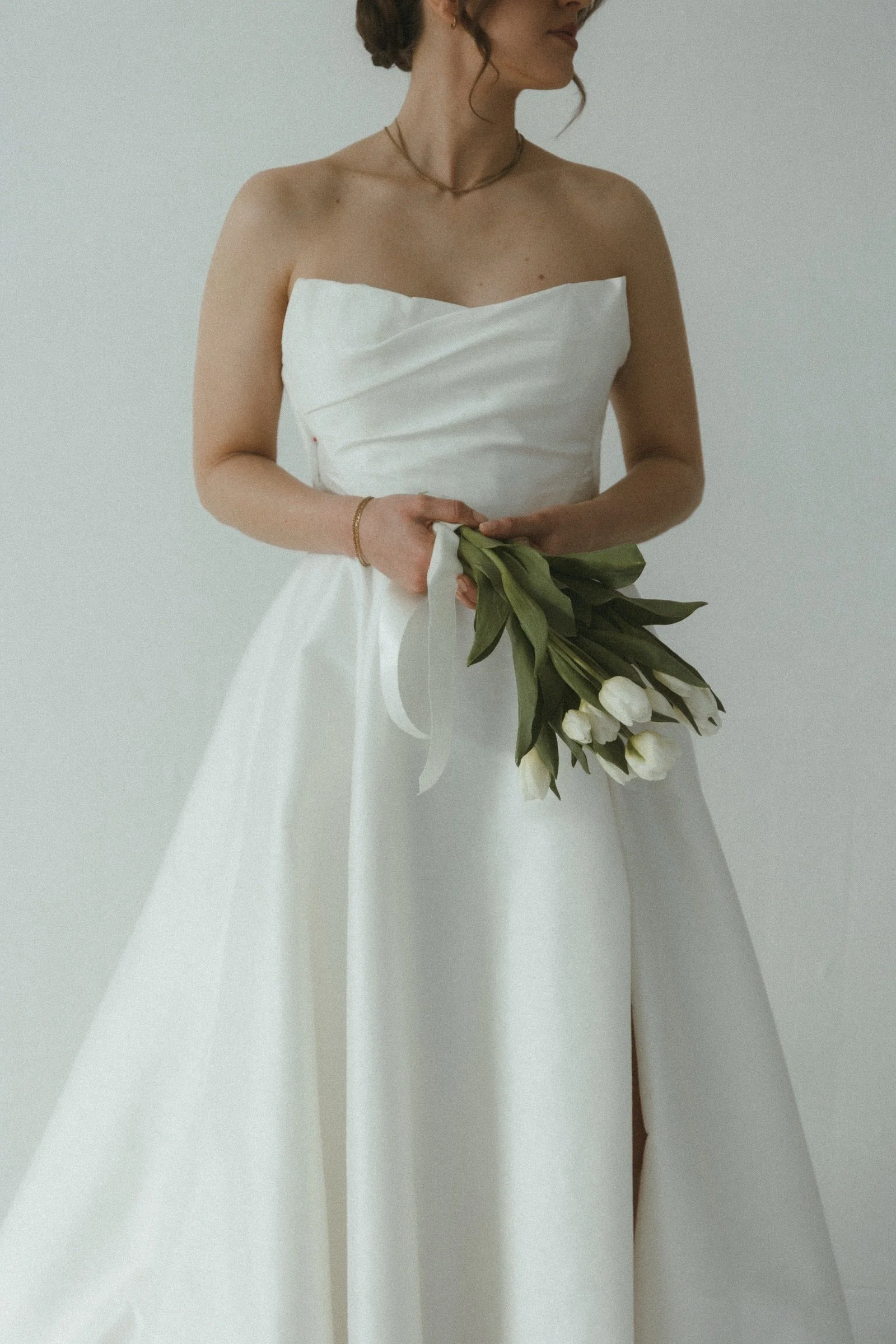 Detailansicht des Lalima Brautkleides von Watters mit strukturiertem Dupioni und mattem Organza