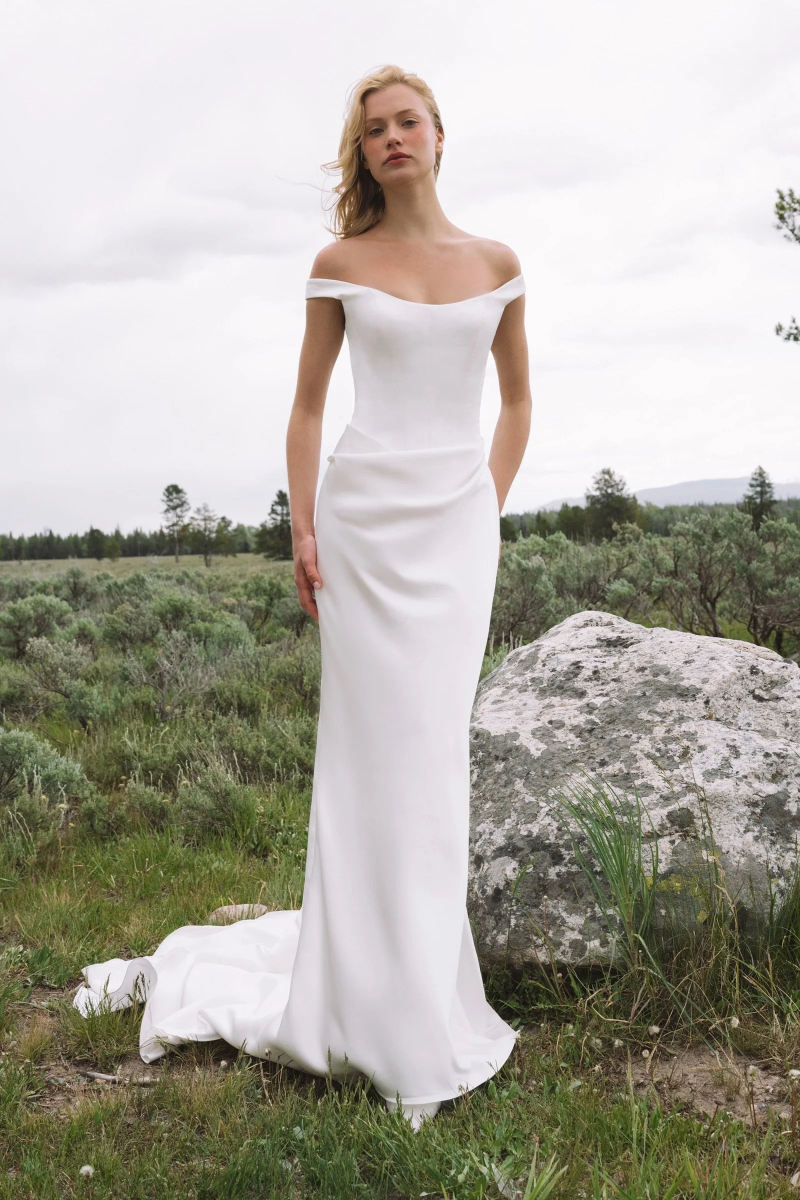 Elisa von Jenny Yoo, Fit-and-Flare-Brautkleid aus Satin mit schulterfreiem Ausschnitt
