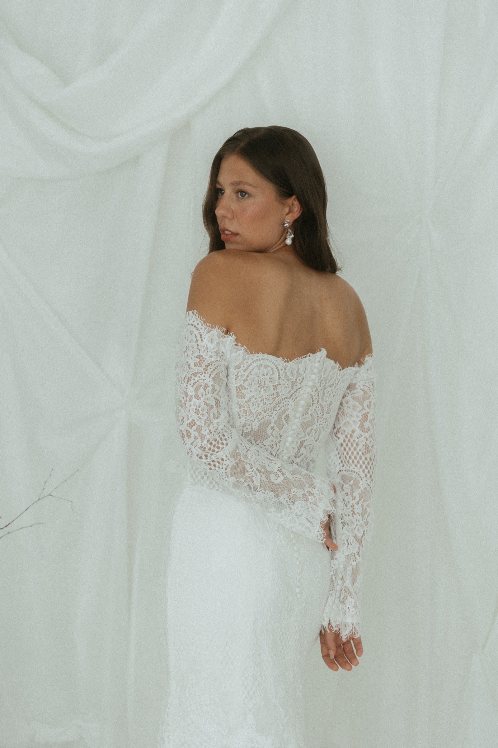 Rückenansicht des Resa Brautkleides von Watters mit körpernaher Fit-and-Flare-Silhouette und Schleppe