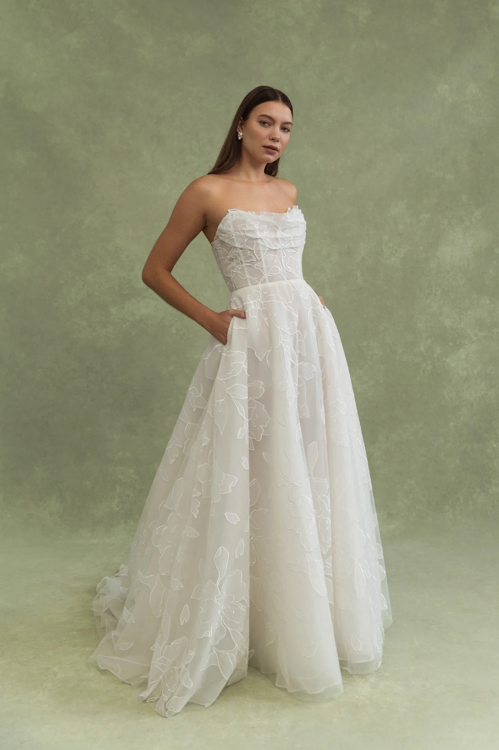 Lorelai von Jenny Yoo, A-Linien-Brautkleid aus Organza mit großen Blumenapplikationen
