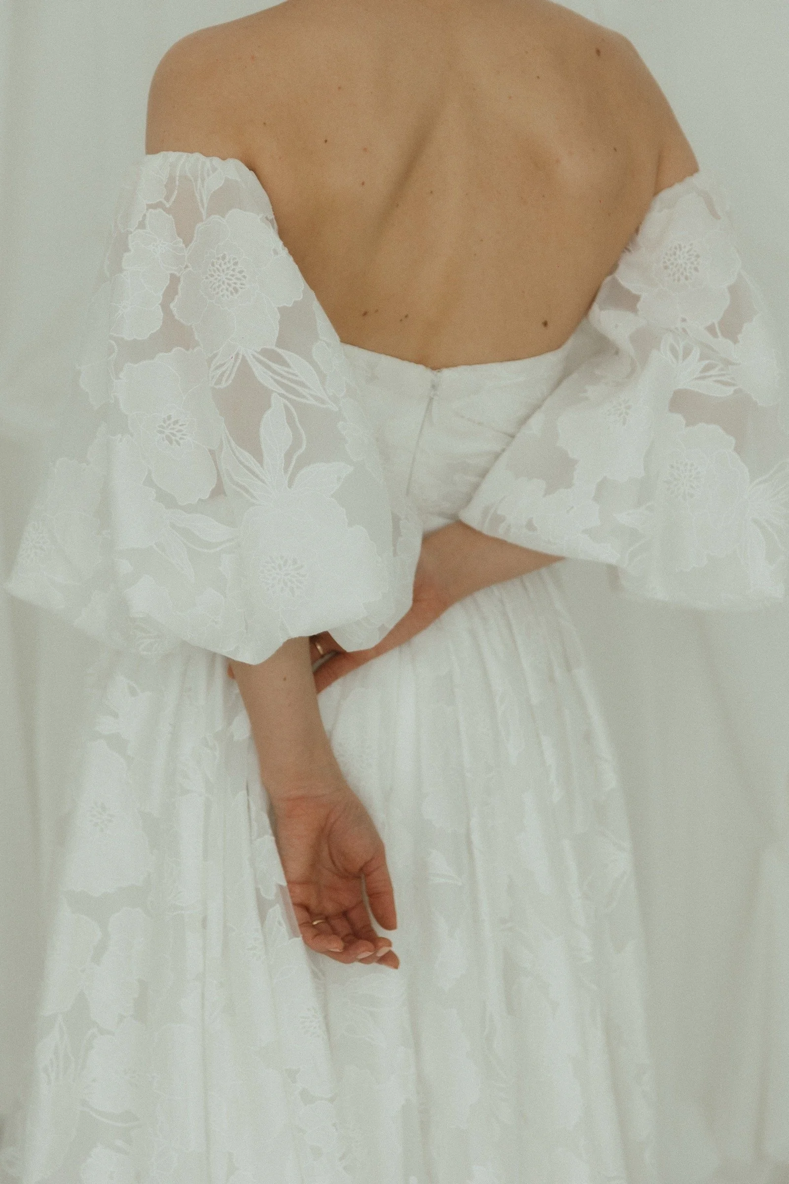 Detailansicht des Vienna Brautkleides von Watters mit floralen Details im Organza
