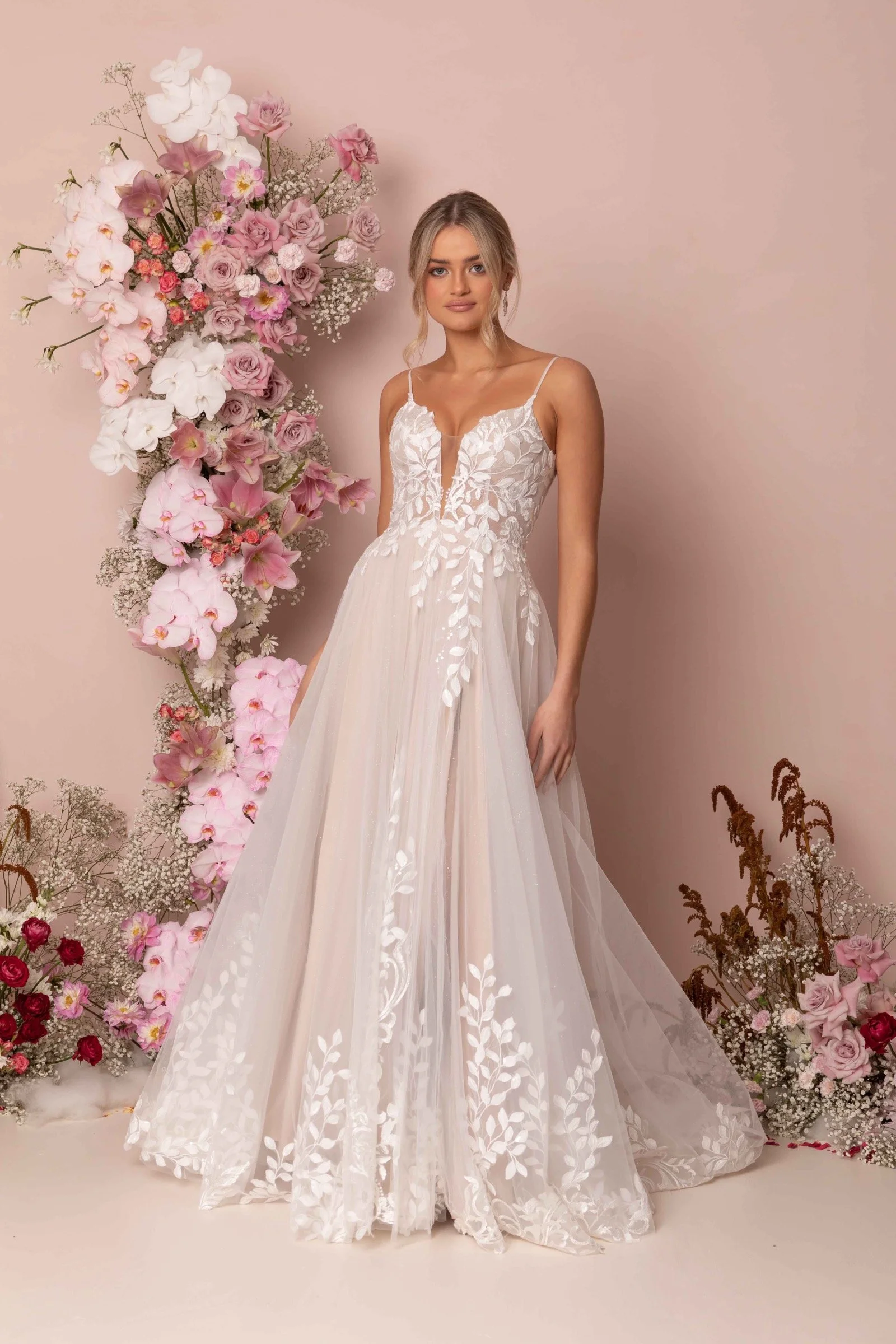 Keegan von Madi Lane, A-Linien-Brautkleid aus Tüll mit V-Ausschnitt und feinen Schulterträgern