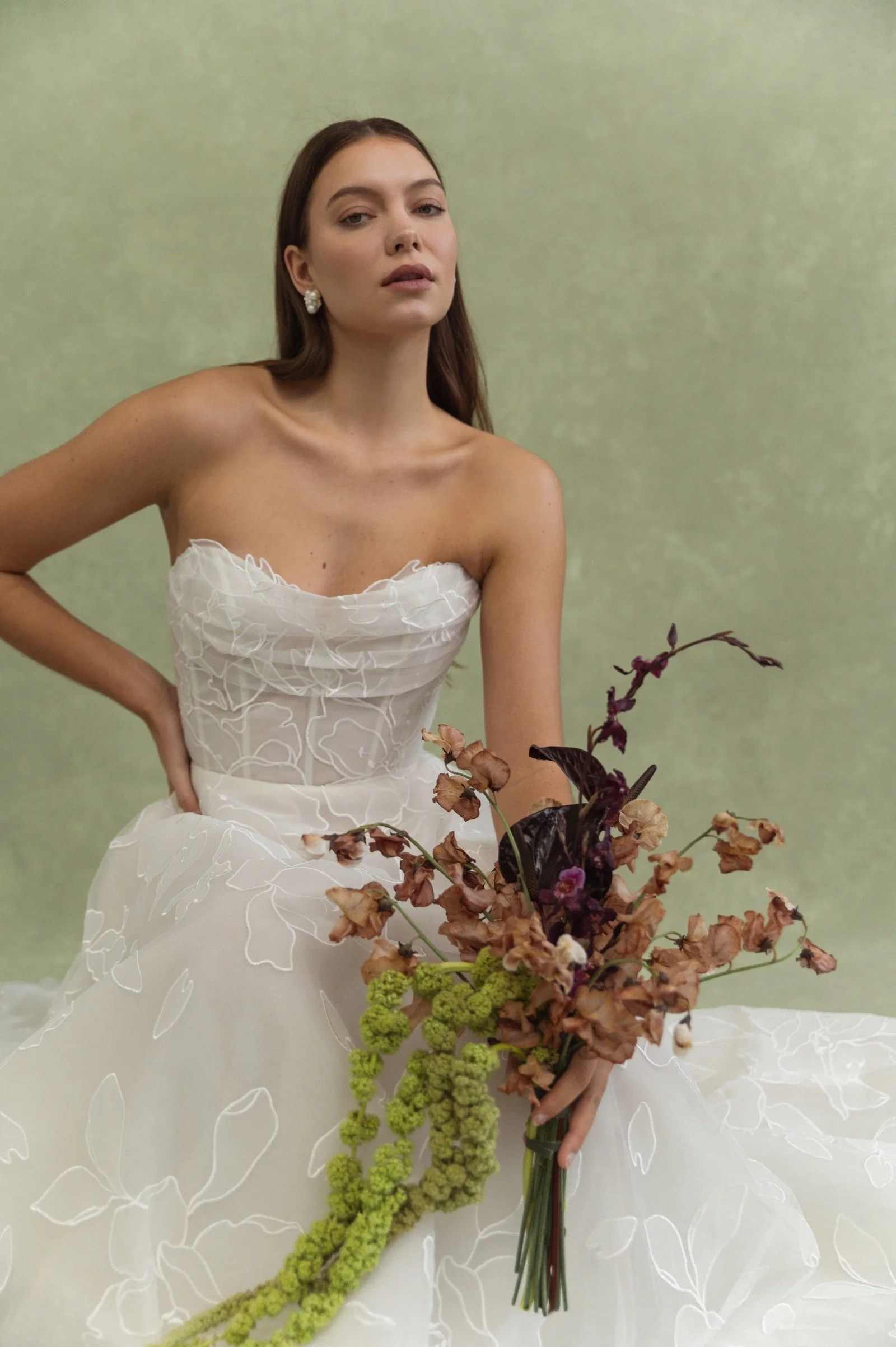 Lorelai von Jenny Yoo mit floralen Applikationen auf Vorder- und Rückseite des Oberteils