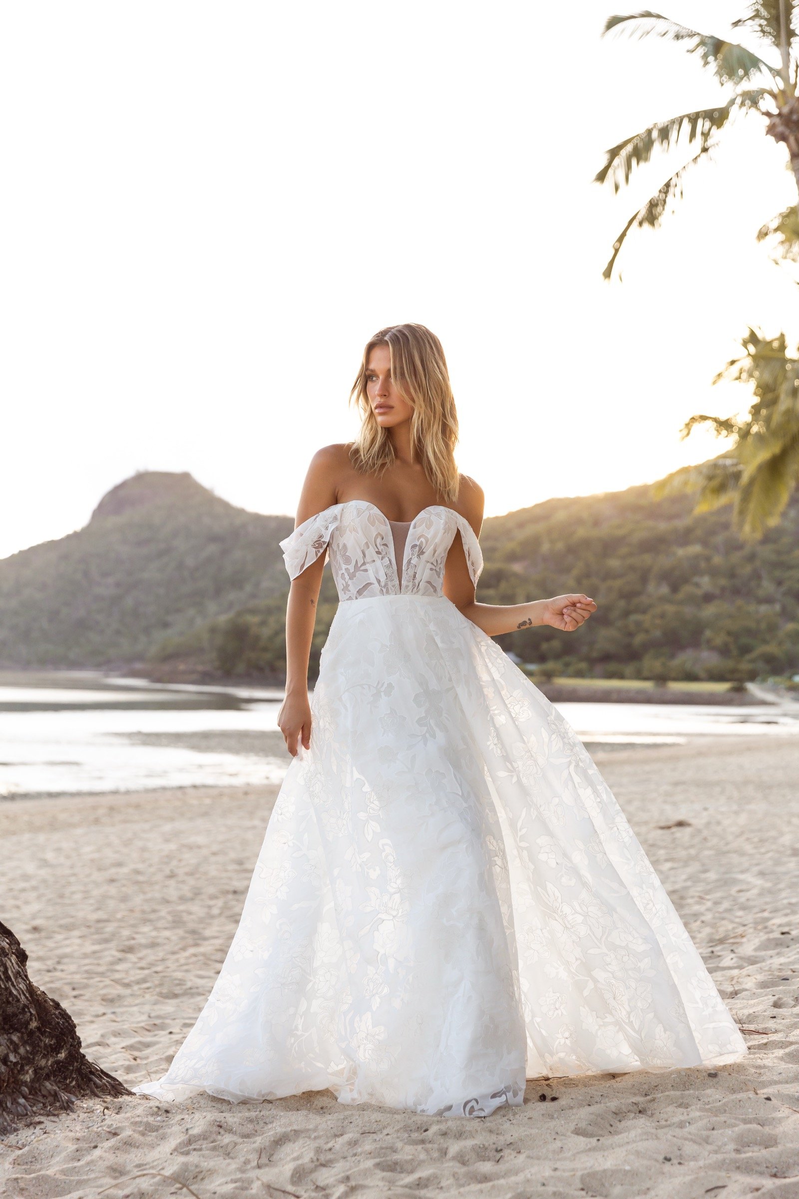 Joslin von Madi Lane, A-Linien-Brautkleid mit trägerlosem Herzausschnitt und halbtransparentem Tülloberteil