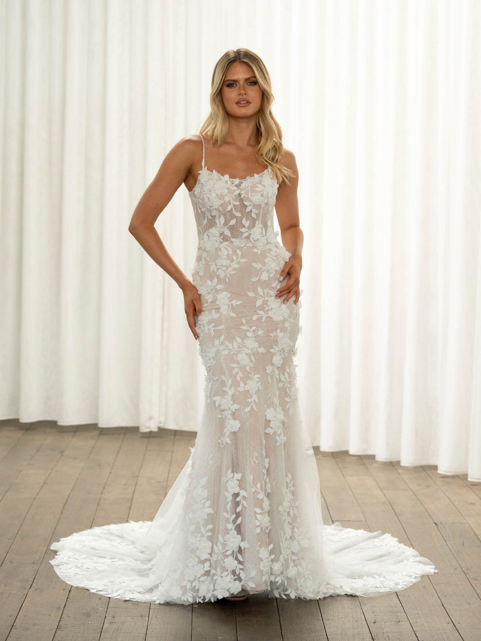     Tansy von Madi Lane – verträumtes Fit-and-Flare-Brautkleid mit Chantilly-Spitze und glitzerndem Tüll