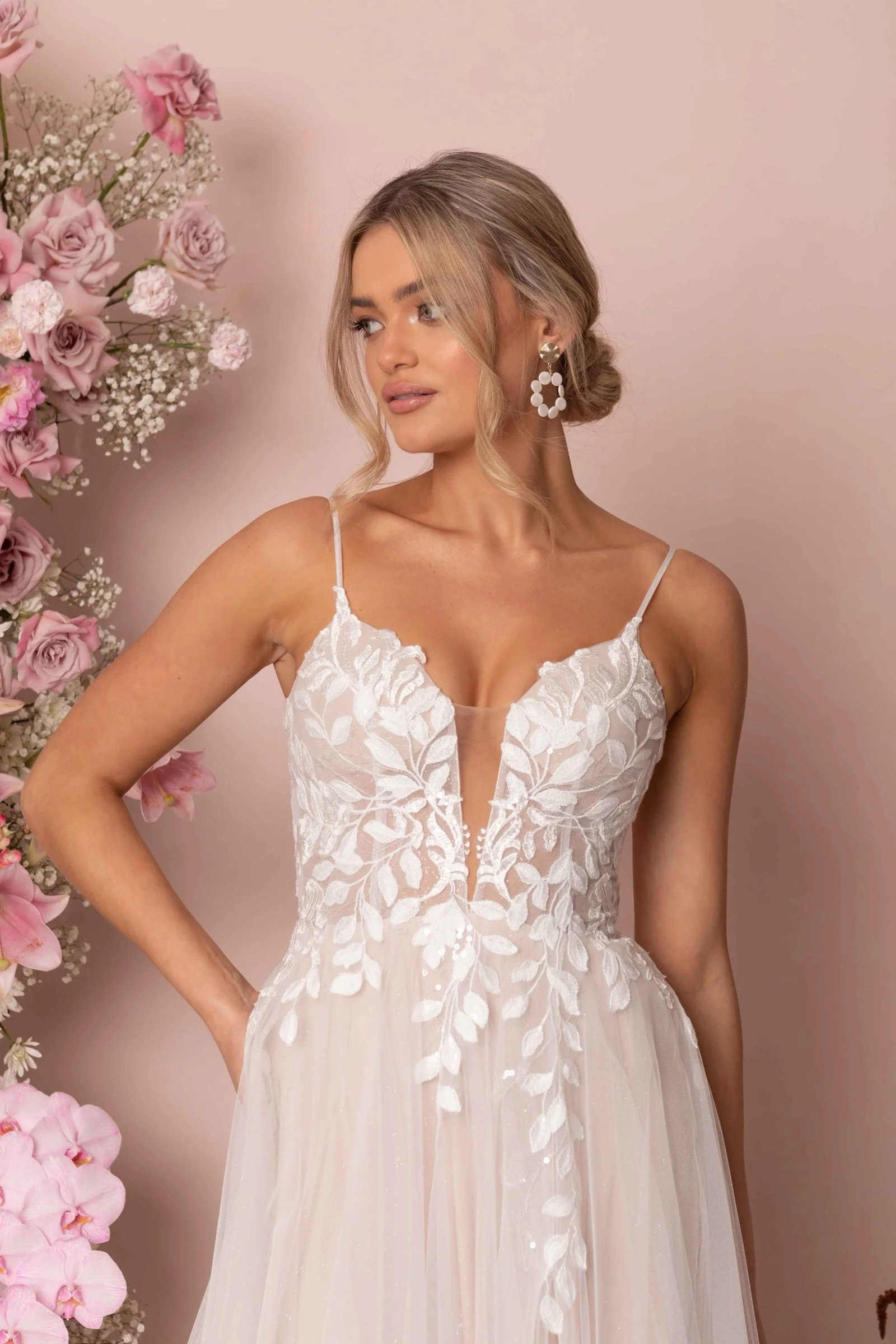 Keegan Brautkleid von Madi Lane mit floralen Blütenapplikationen am Oberteil und im Rock