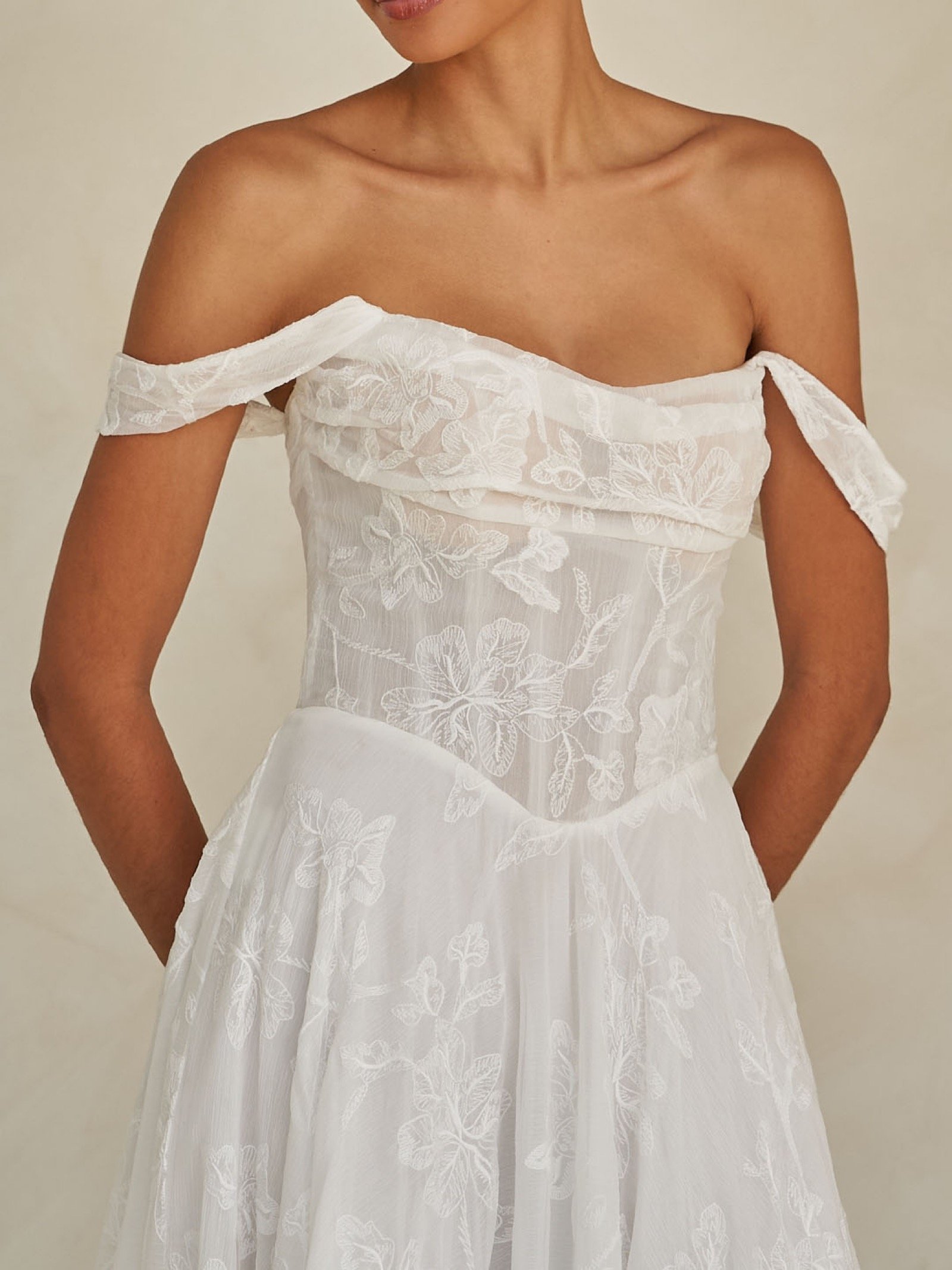     Drapierter Off-Shoulder-Rundhalsausschnitt am Brautkleid Wilder von Madi Lane