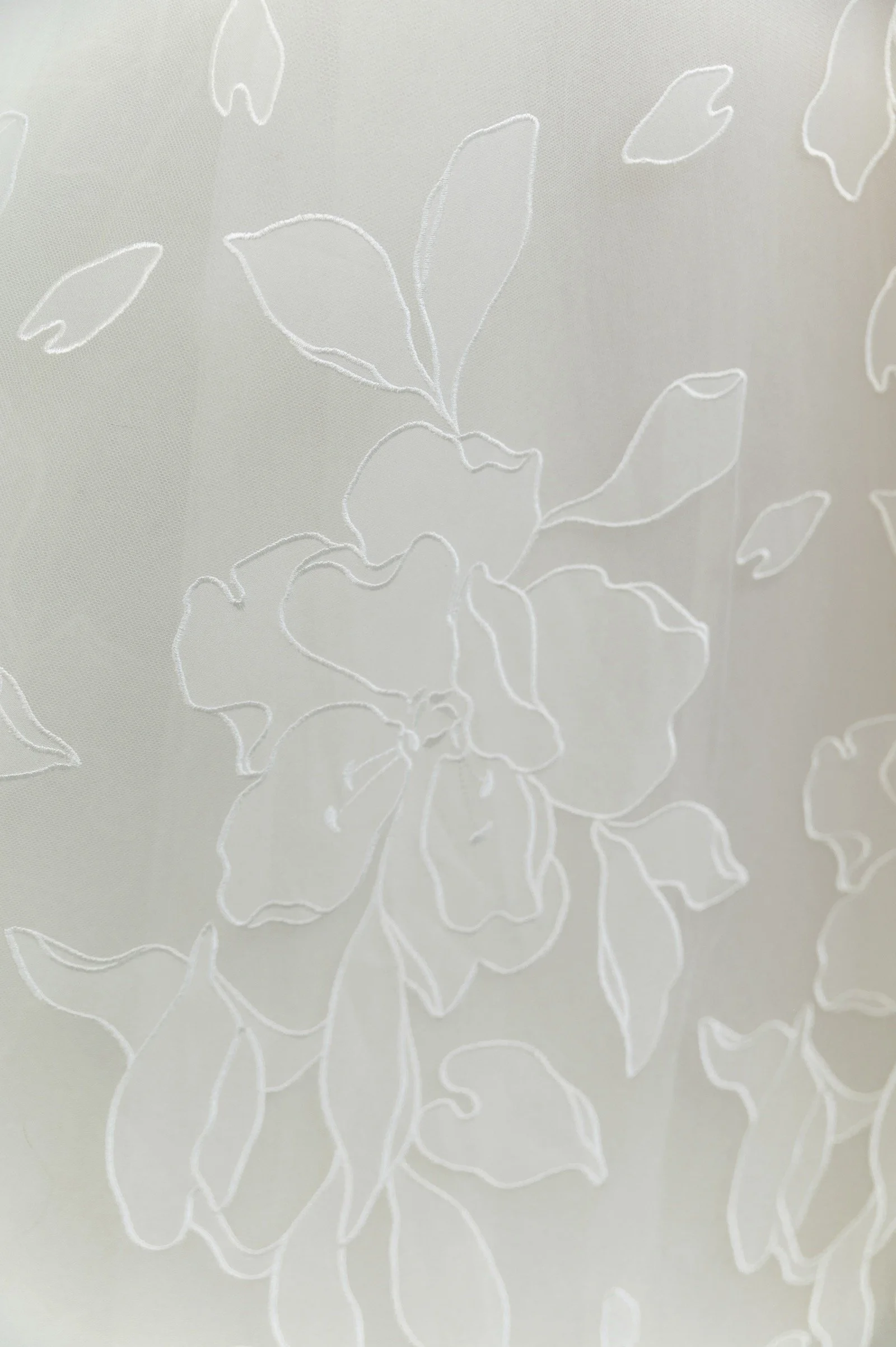 Detail des Lorelai Brautkleides von Jenny Yoo mit großen Blumenapplikationen aus Bea-Blumentüll