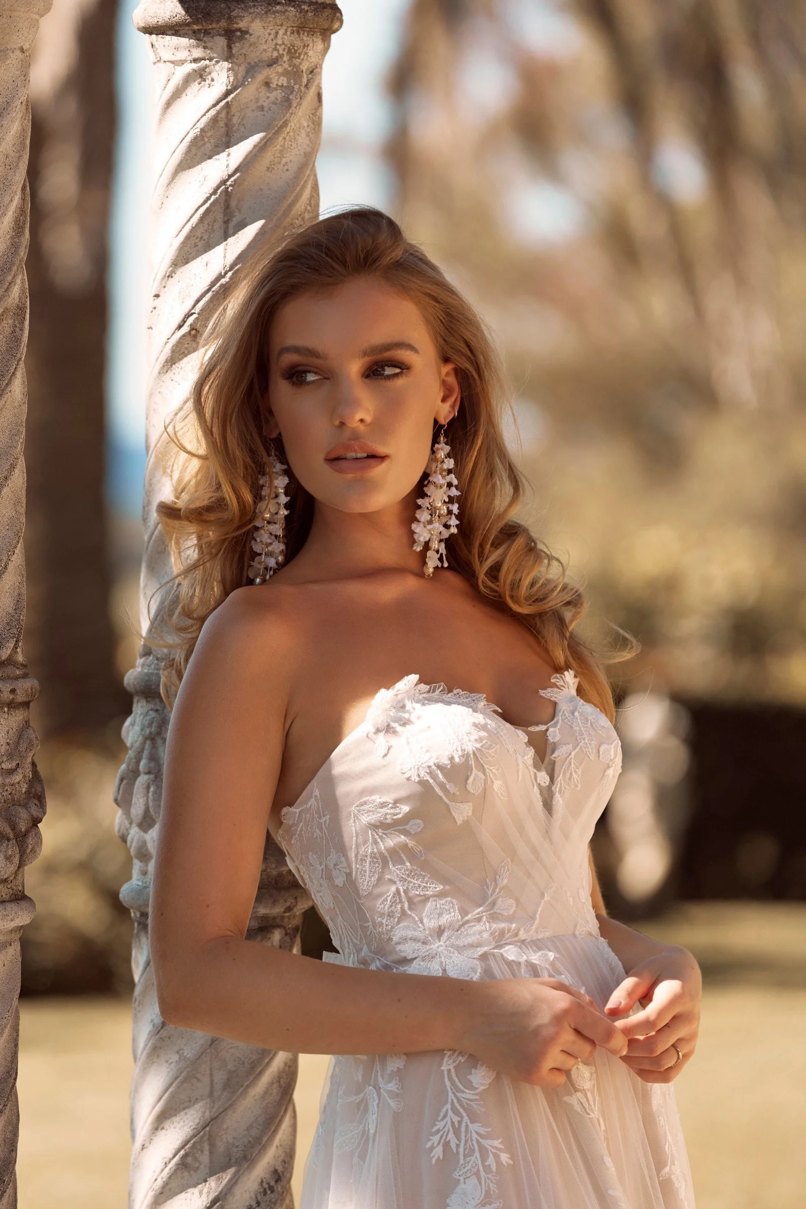 Detail des Brielle Brautkleides von Madi Lane mit botanischer Spitzenapplikation und zartem Tüll