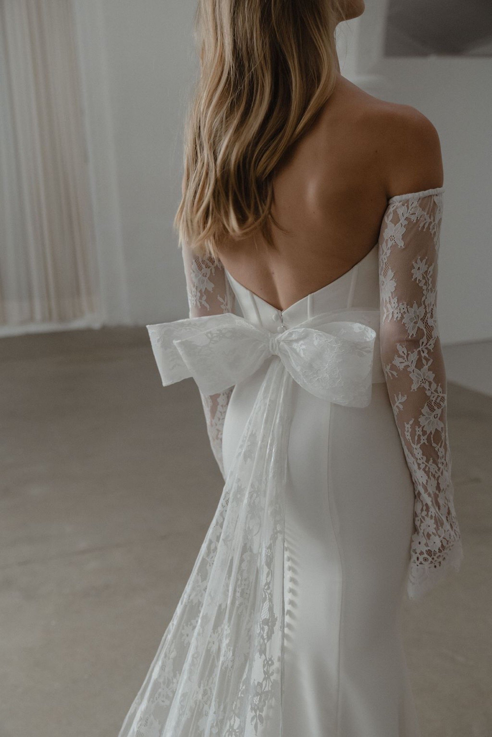     Übergroße abnehmbare Spitzenschleife als ausdrucksstarkes Stylingdetail am Brautkleid Savoy