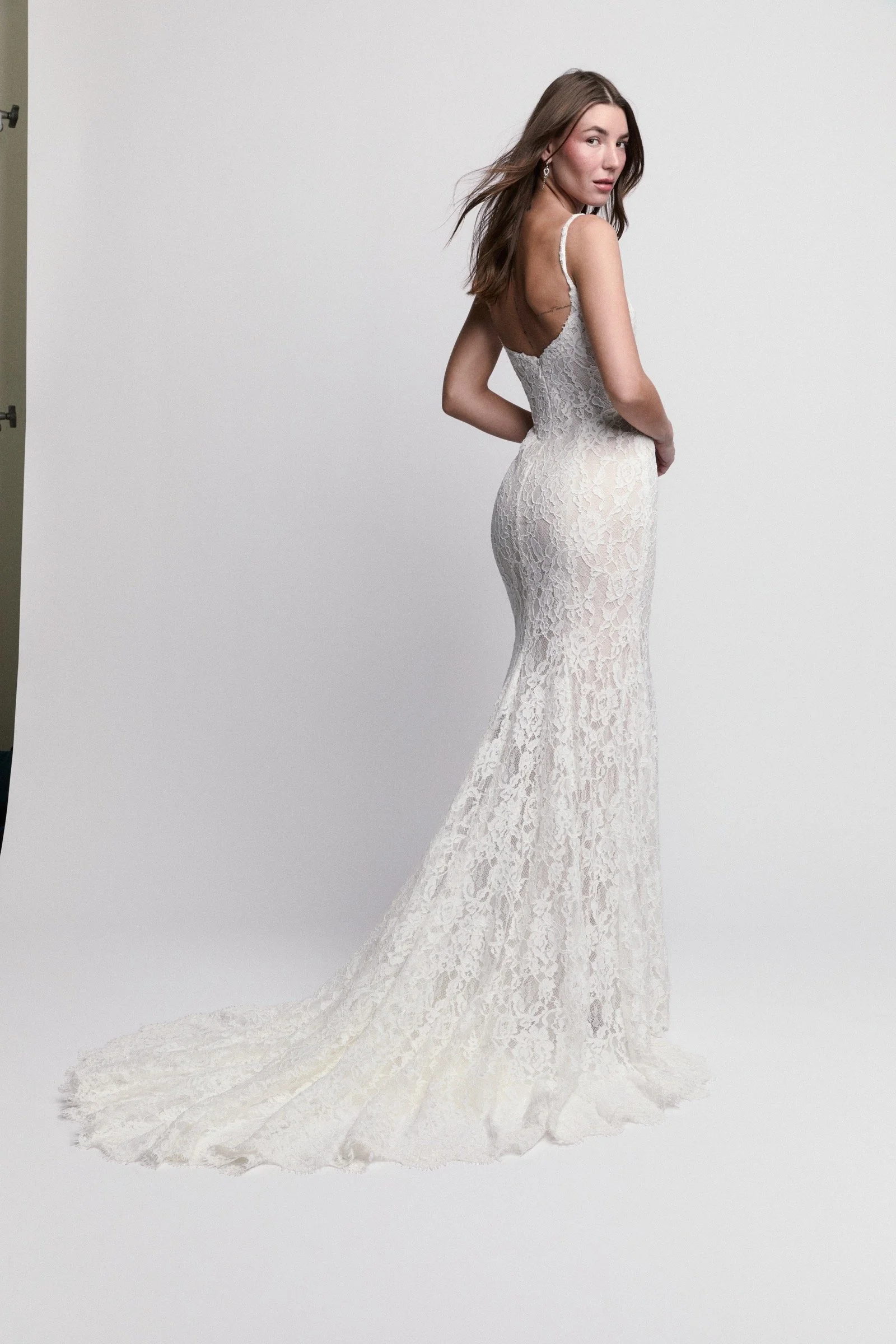 Rückenansicht des Dita Brautkleides von Watters mit körpernaher Fit-and-Flare-Silhouette und Schleppe