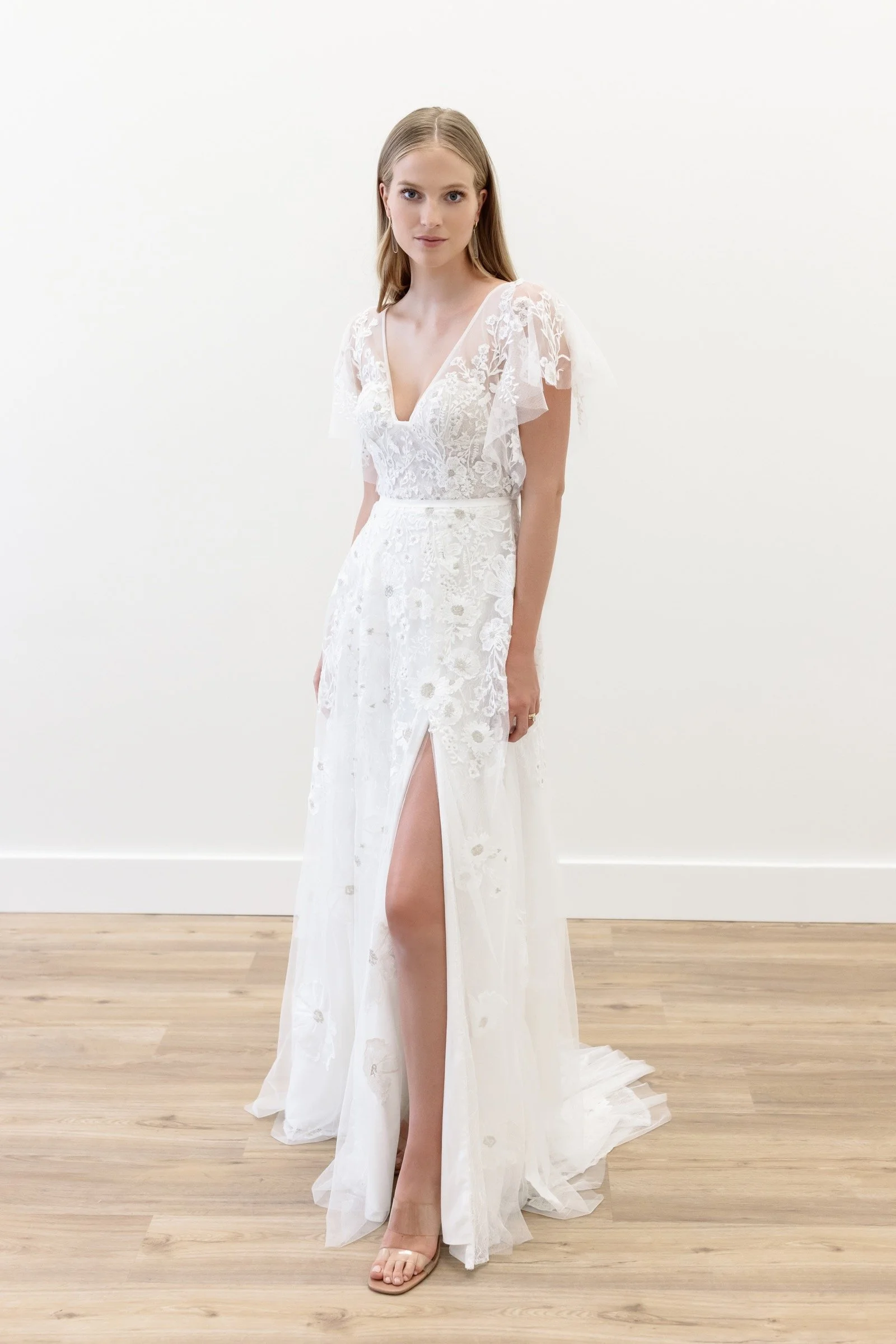     Finley von Watters – Tüll-Brautkleid mit floralen Stickereien, Flatterärmeln und Beinschlitz