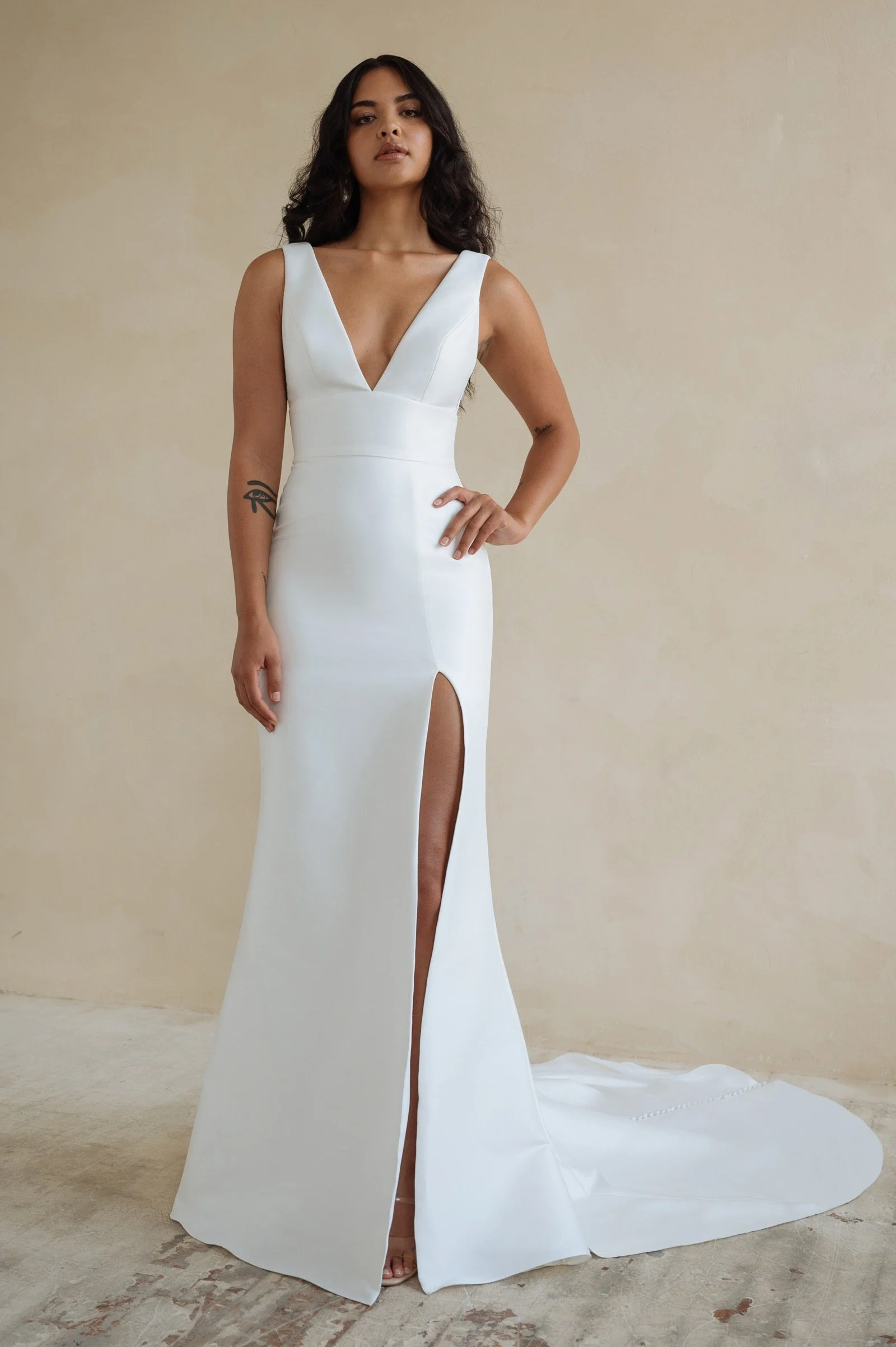 Ilana von Jenny Yoo, cleanes Brautkleid aus weichem Stretch-Faille mit tiefem V-Ausschnitt