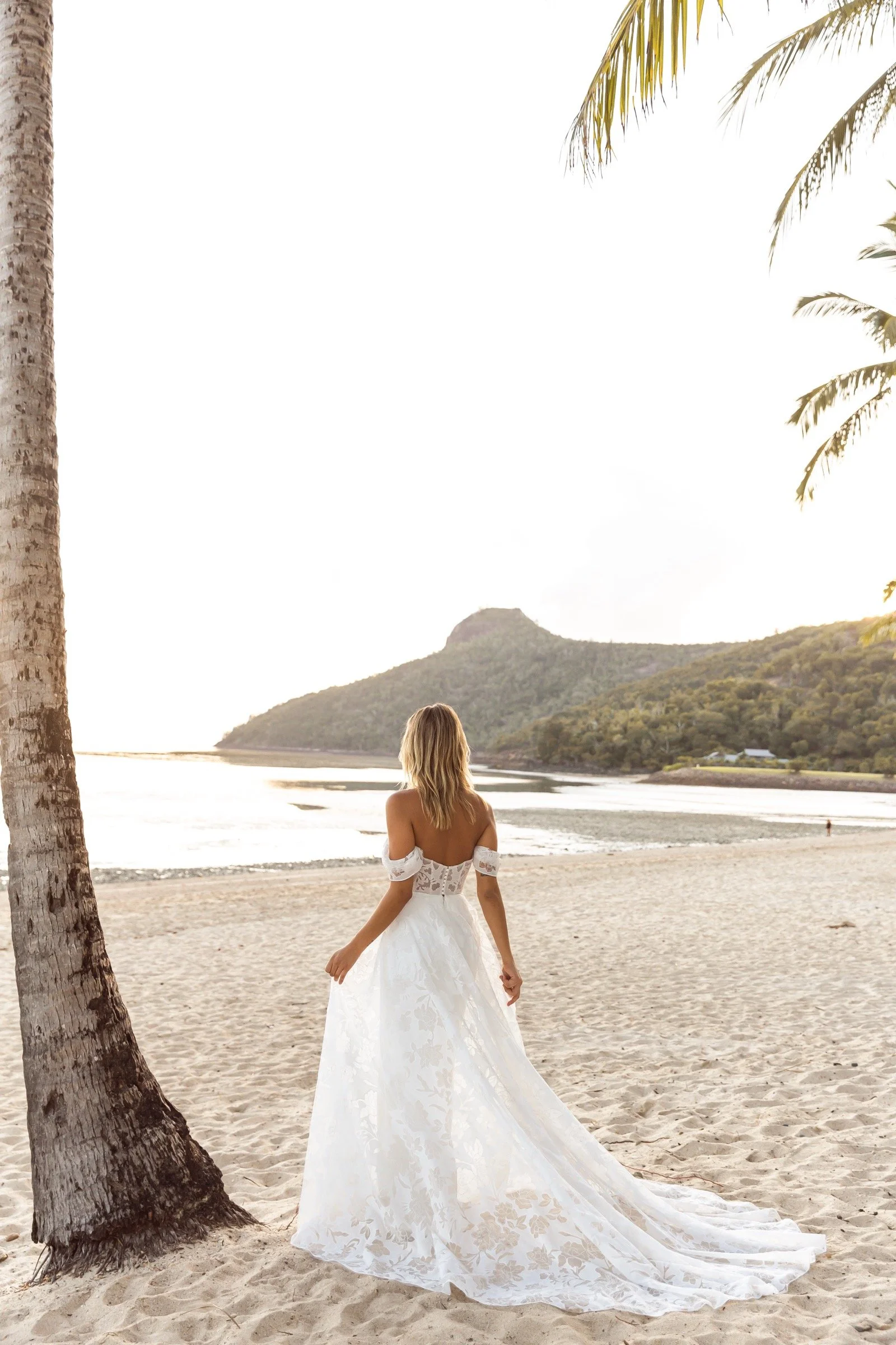 A-Linien-Silhouette des Joslin Brautkleides von Madi Lane mit glitzernder Tüllunterlage
