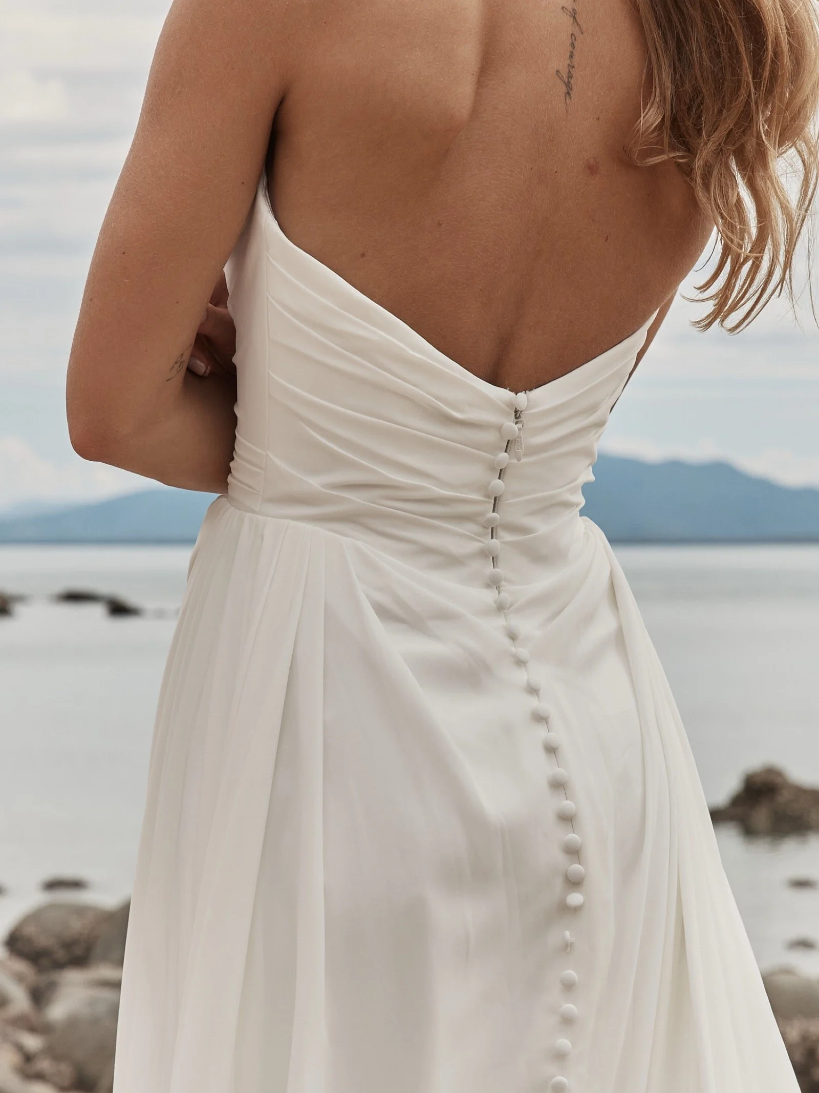     Eleganter V-förmiger Rückenausschnitt am Brautkleid Okina von Madi Lane