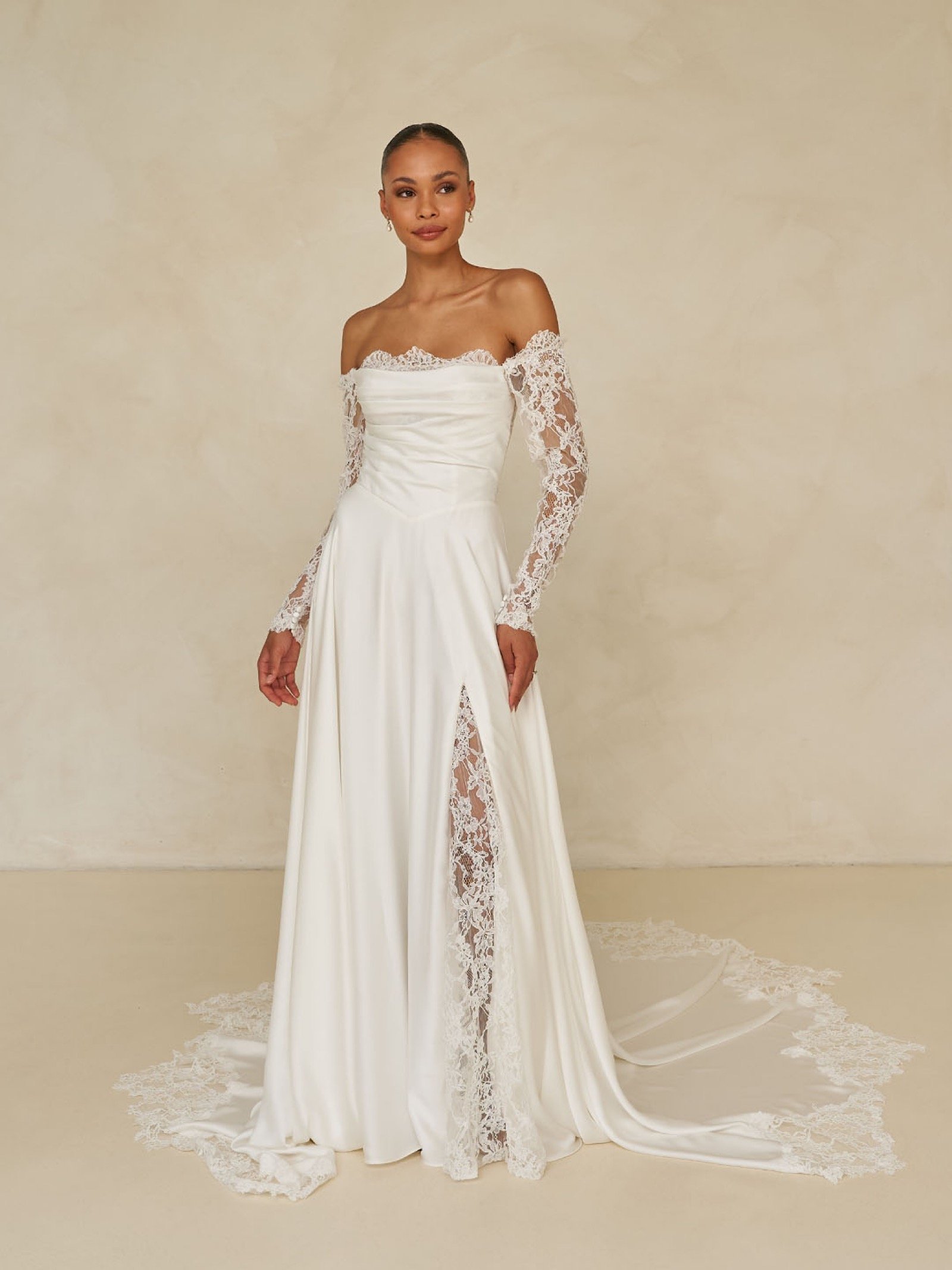     Ward von Madi Lane – modernes A-Linien-Brautkleid aus Satin mit Basken-Taille