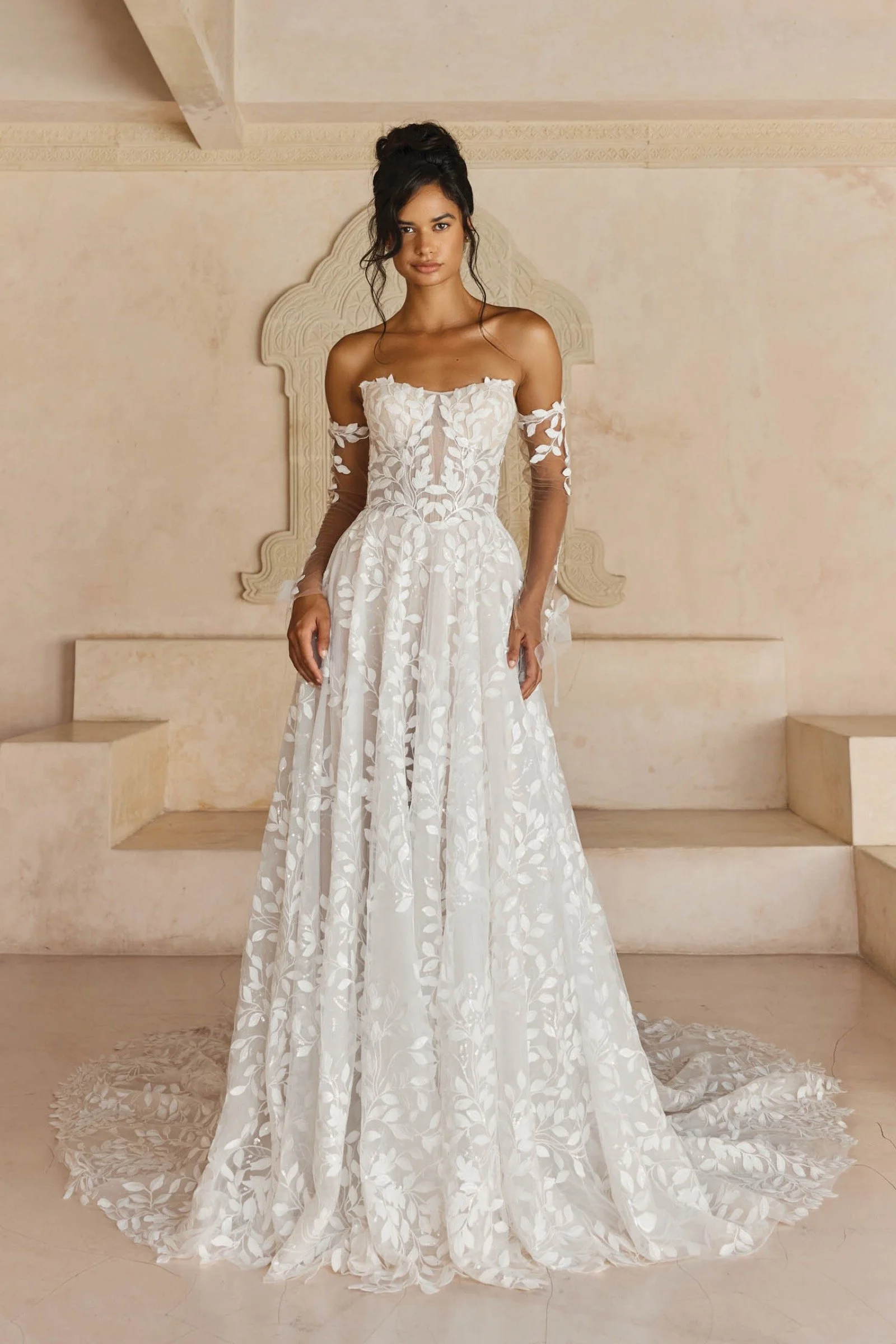 Laiya von Madi Lane, A-Linien-Brautkleid aus Tüll mit geradem Ausschnitt und floralen Applikationen