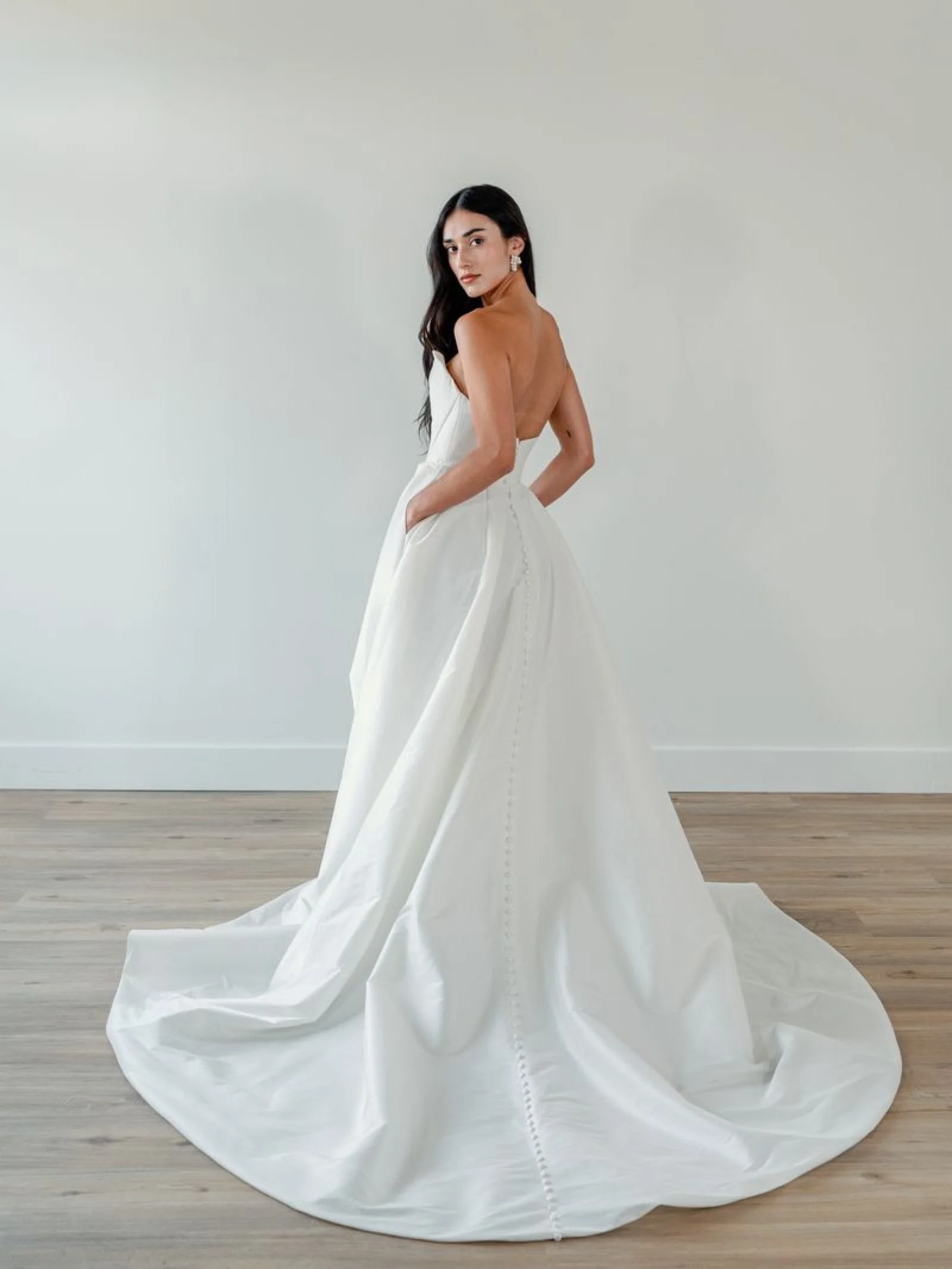 Trägerloses Lalima Brautkleid von Watters mit Herzausschnitt und sichtbarem Beinschlitz