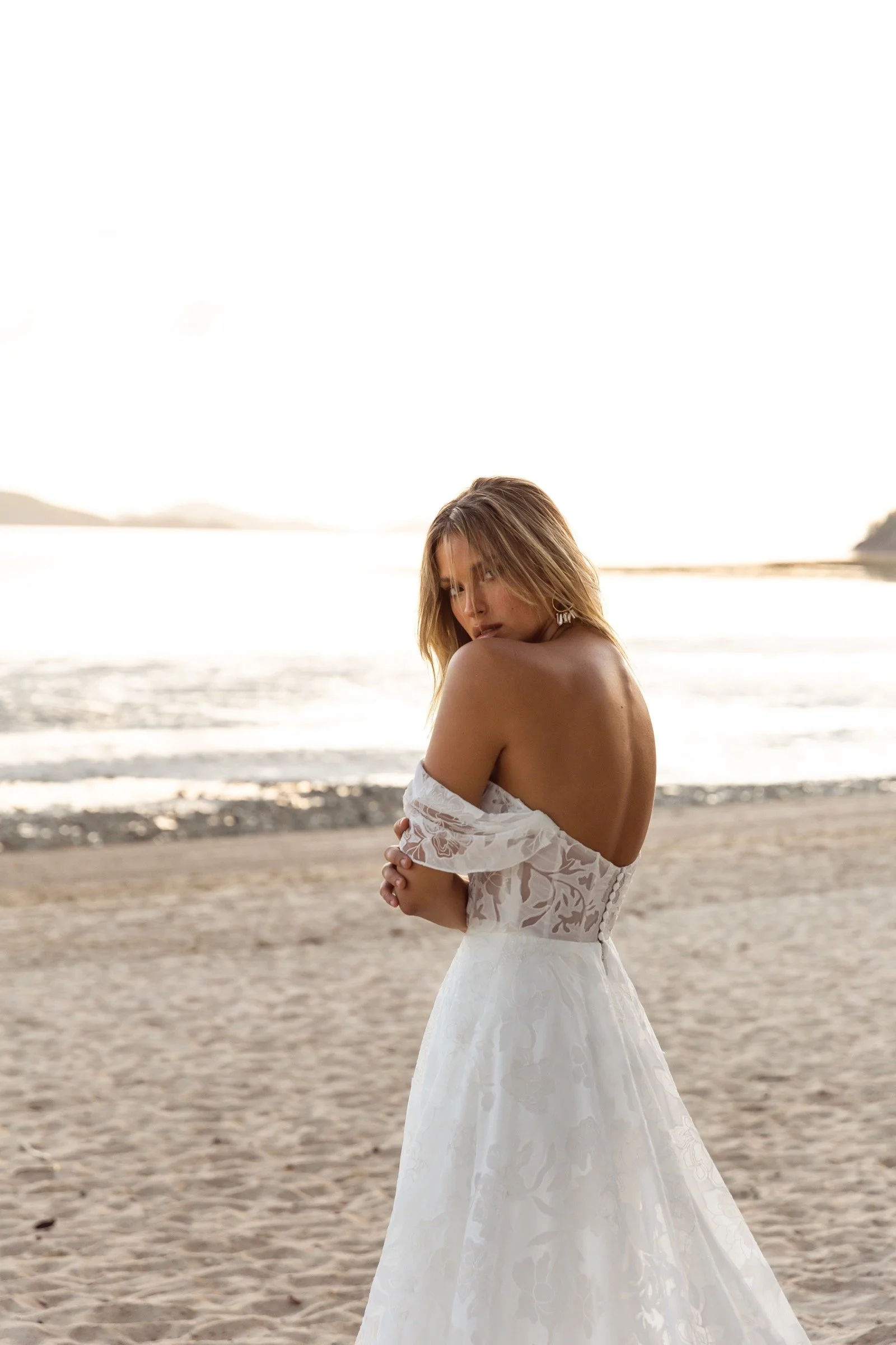 Joslin von Madi Lane mit abnehmbaren Off-Shoulder-Trägern aus zartem Stoff