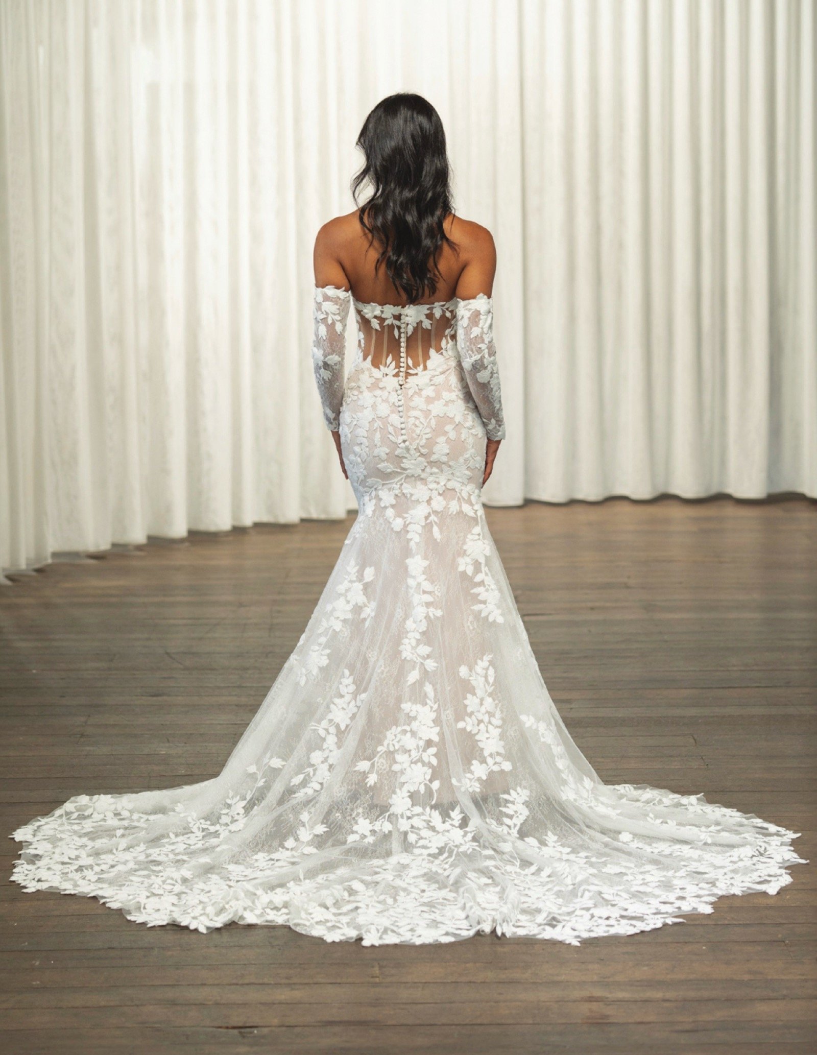     Rückansicht des Brautkleids Thane von Madi Lane mit floralen Applikationen und figurbetonter Silhouette