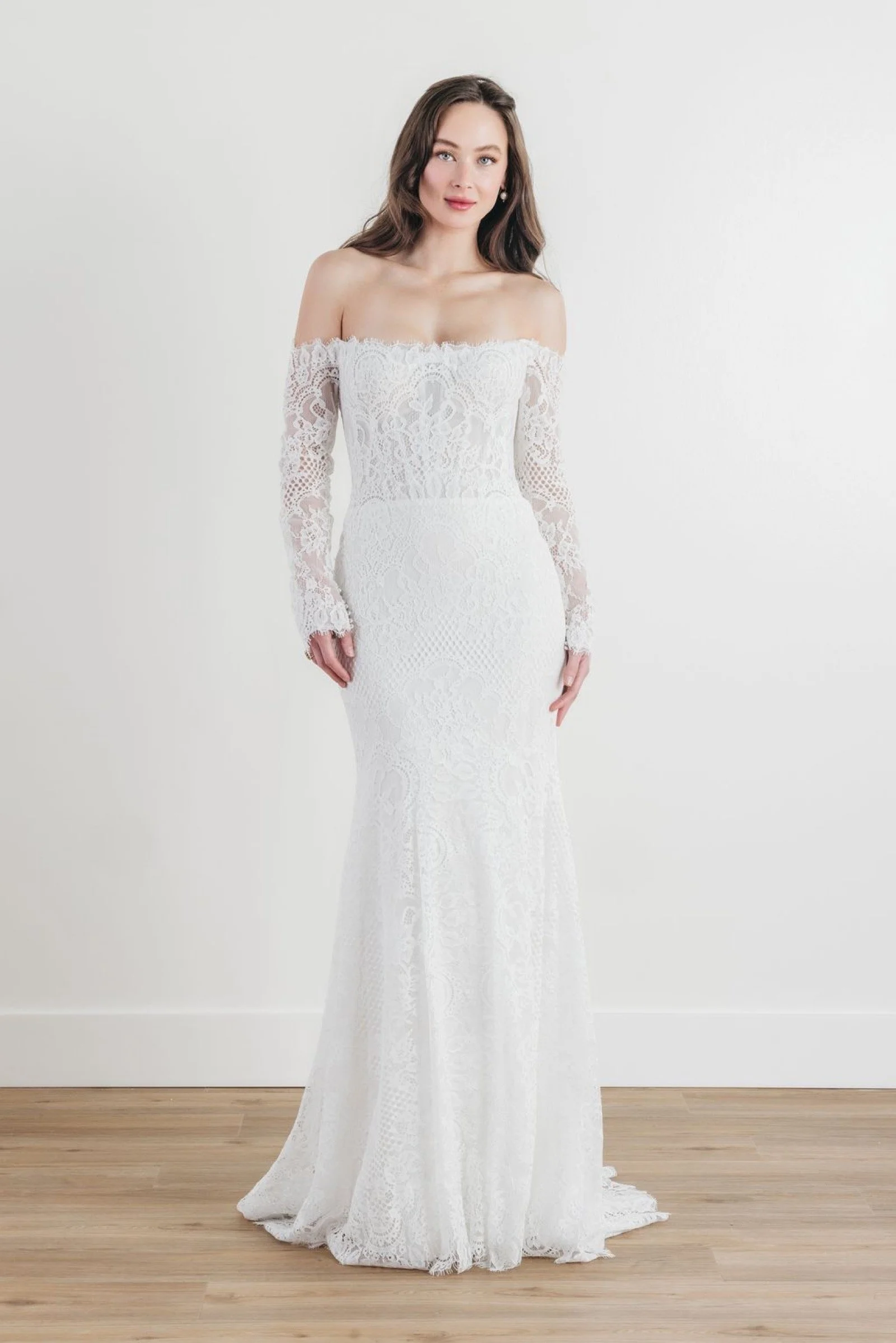 Resa von Watters, Fit-and-Flare-Brautkleid aus Valka-Spitze mit geradem Off-Shoulder-Ausschnitt und langen Ärmeln