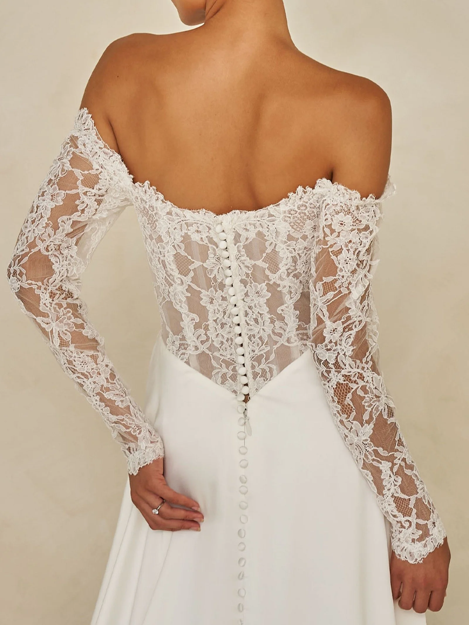     Abnehmbare Spitzenärmel am Brautkleid Ward von Madi Lane für einen wandelbaren Brautlook