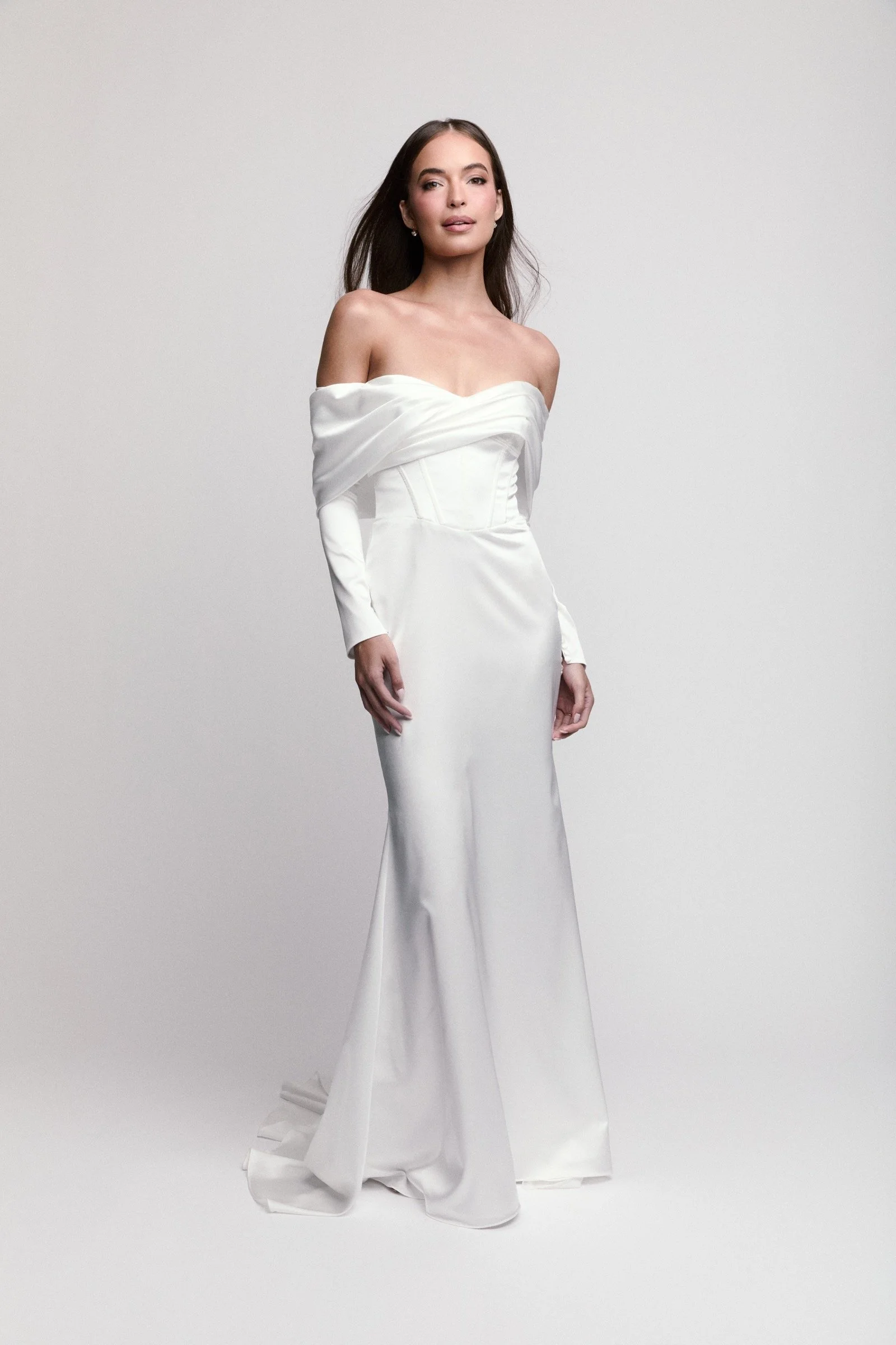 Cricket von Watters, modernes Fit-and-Flare-Brautkleid aus Stretch Satin mit Off-Shoulder-Trägern