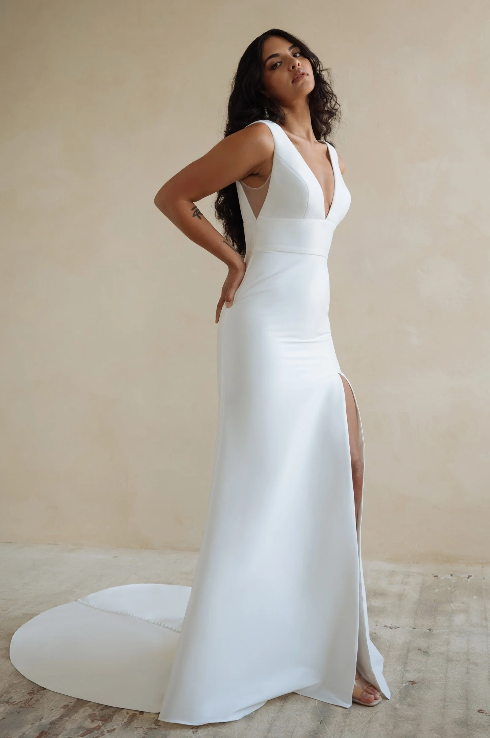 Ilana von Jenny Yoo, cleanes Brautkleid aus weichem Stretch-Faille mit tiefem V-Ausschnitt
