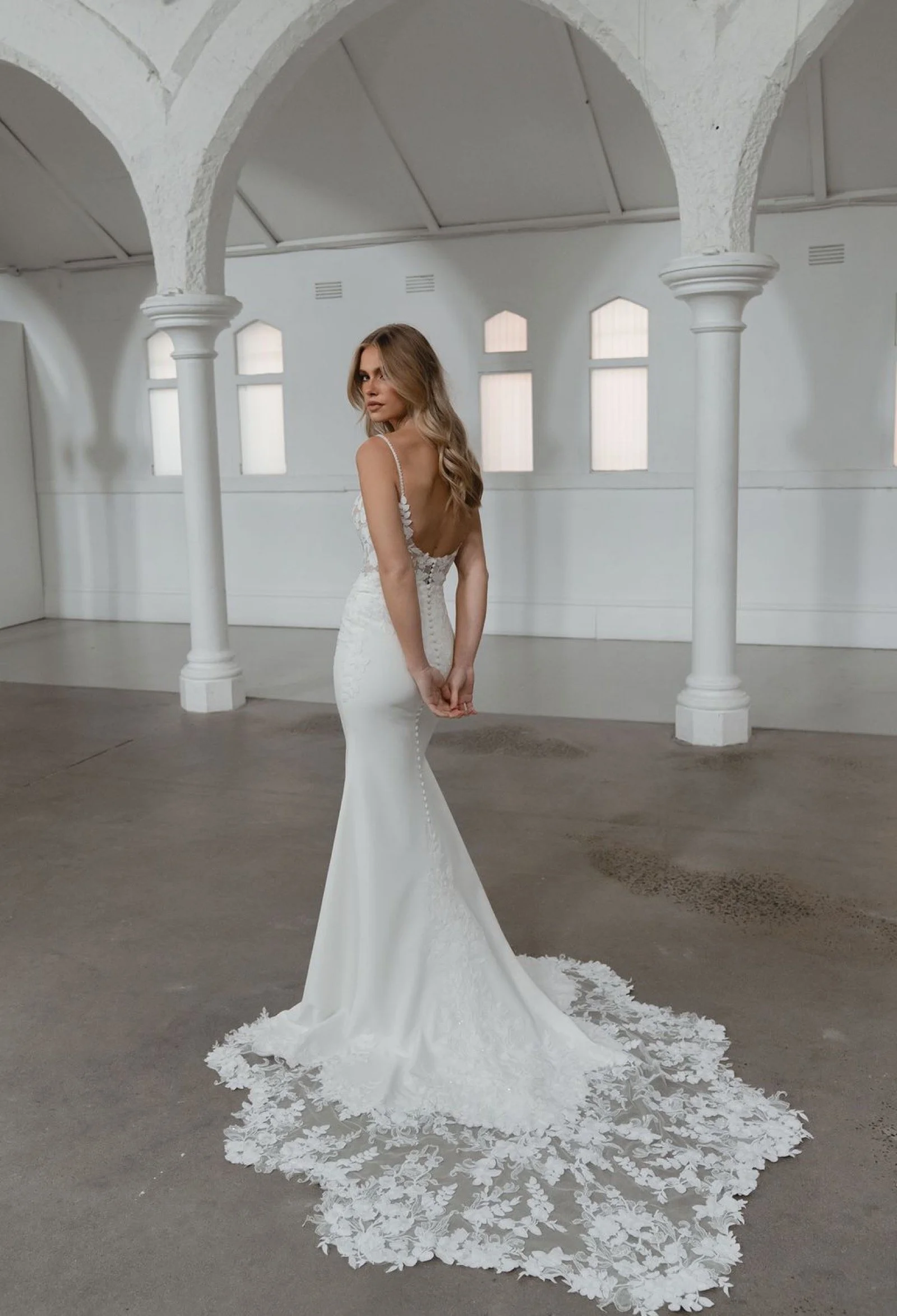     Auffällige Spitzenschleppe mit floralen Illusionsdetails am Brautkleid Samson von Madi Lane