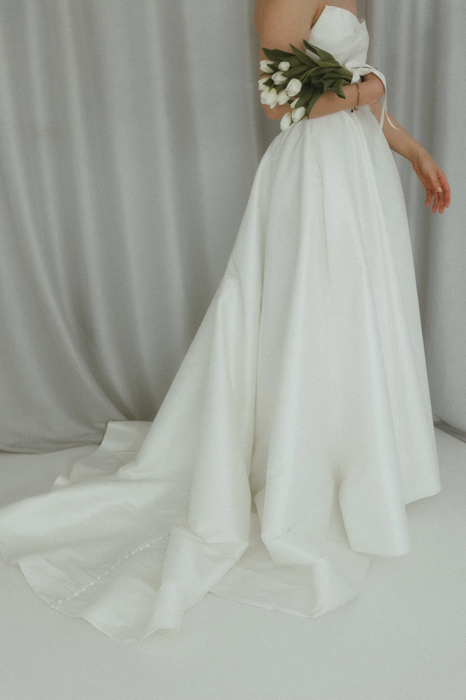 Lalima Brautkleid von Watters aus Polished Dupioni und mattem Organza mit modernem Beinschlitz