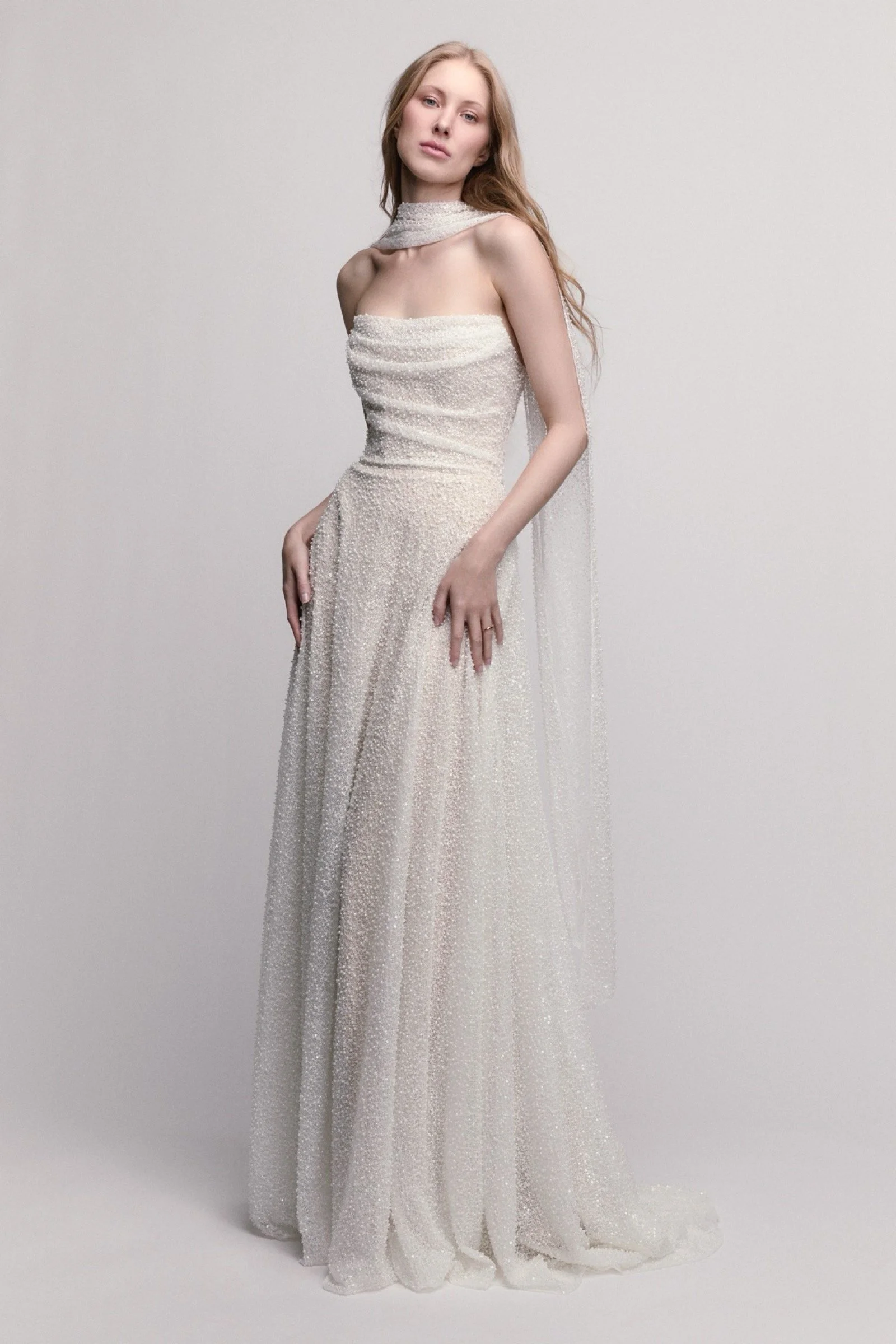 Flossie von Watters mit passendem Schal aus Stretch-Polyester-Charmeuse als optionalem Styling-Detail