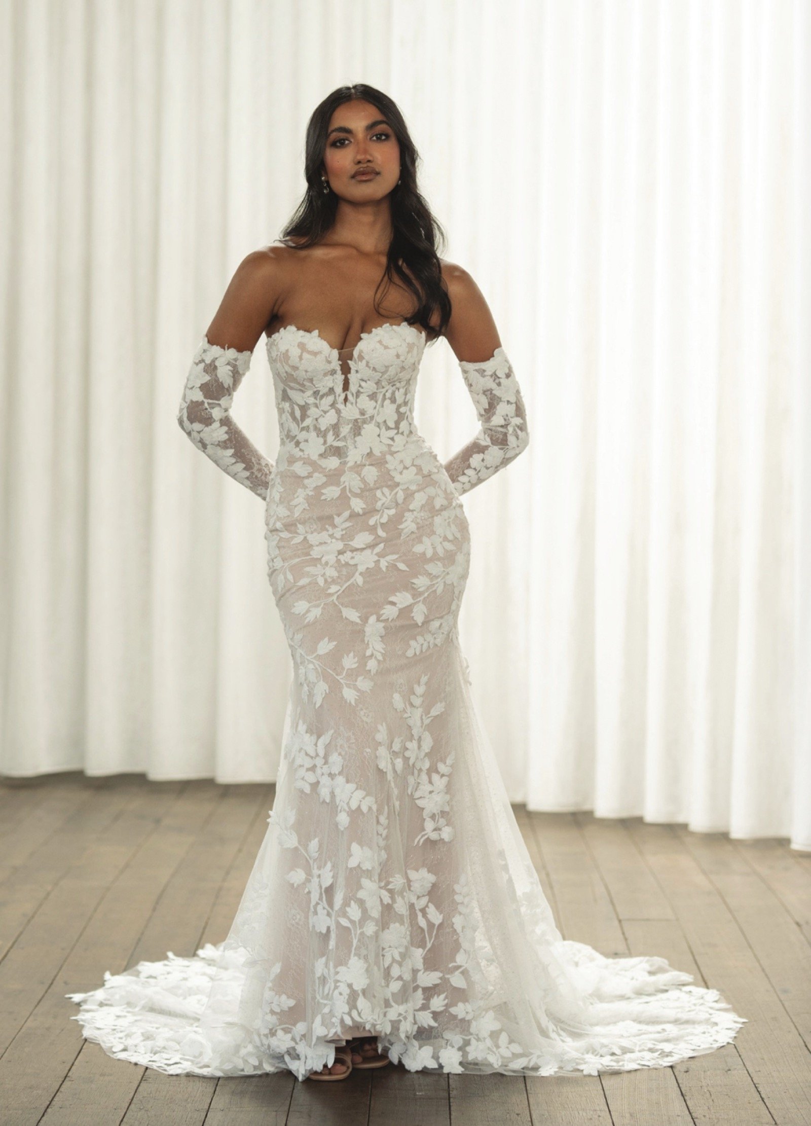     Thane von Madi Lane – Fit-and-Flare-Brautkleid aus Crepe mit floralen Spitzenapplikationen