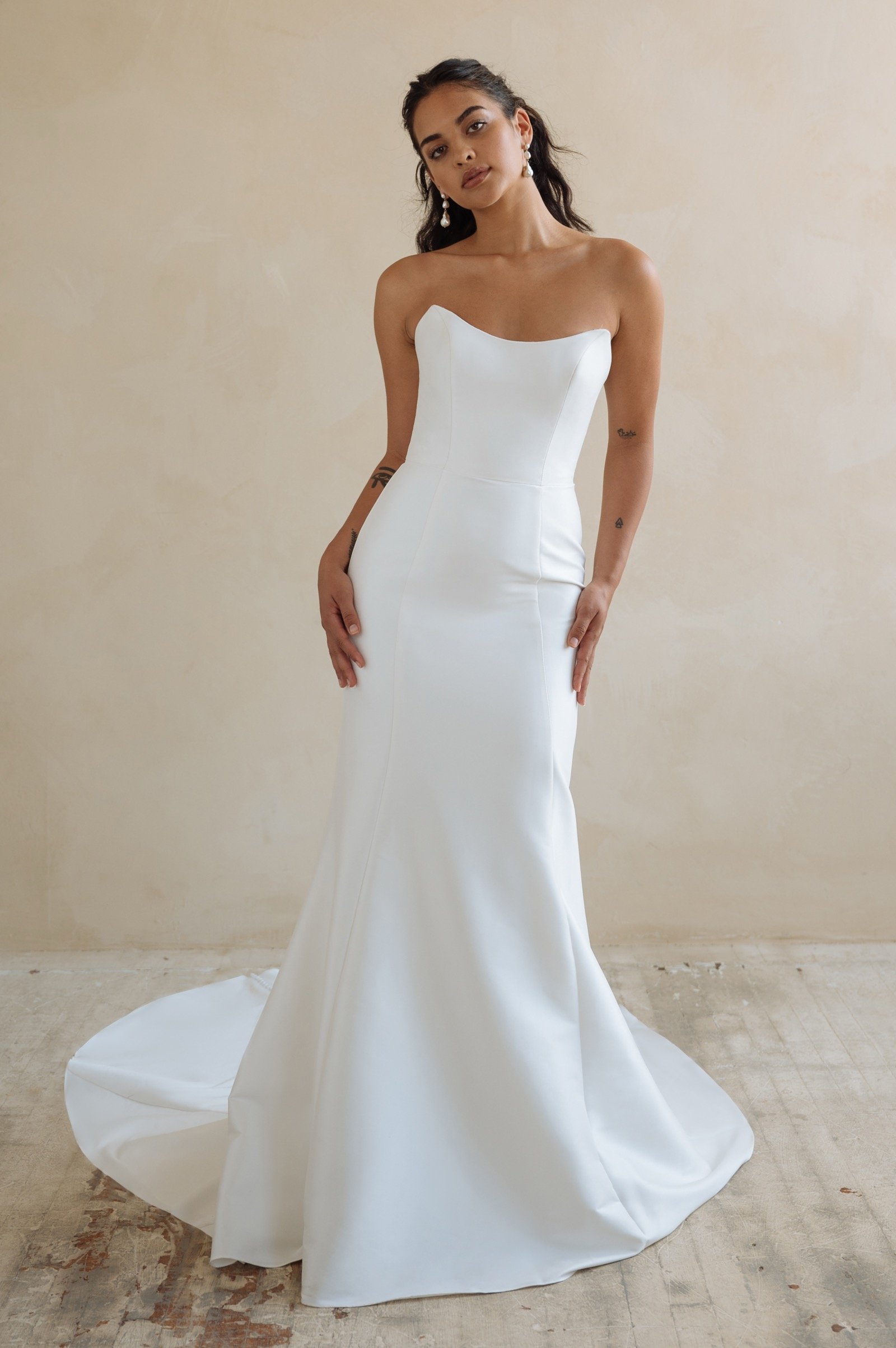     Bellamy von Jenny Yoo – cleanes Fit-and-Flare-Brautkleid mit trägerlosem Ausschnitt und dezenter Schleppe