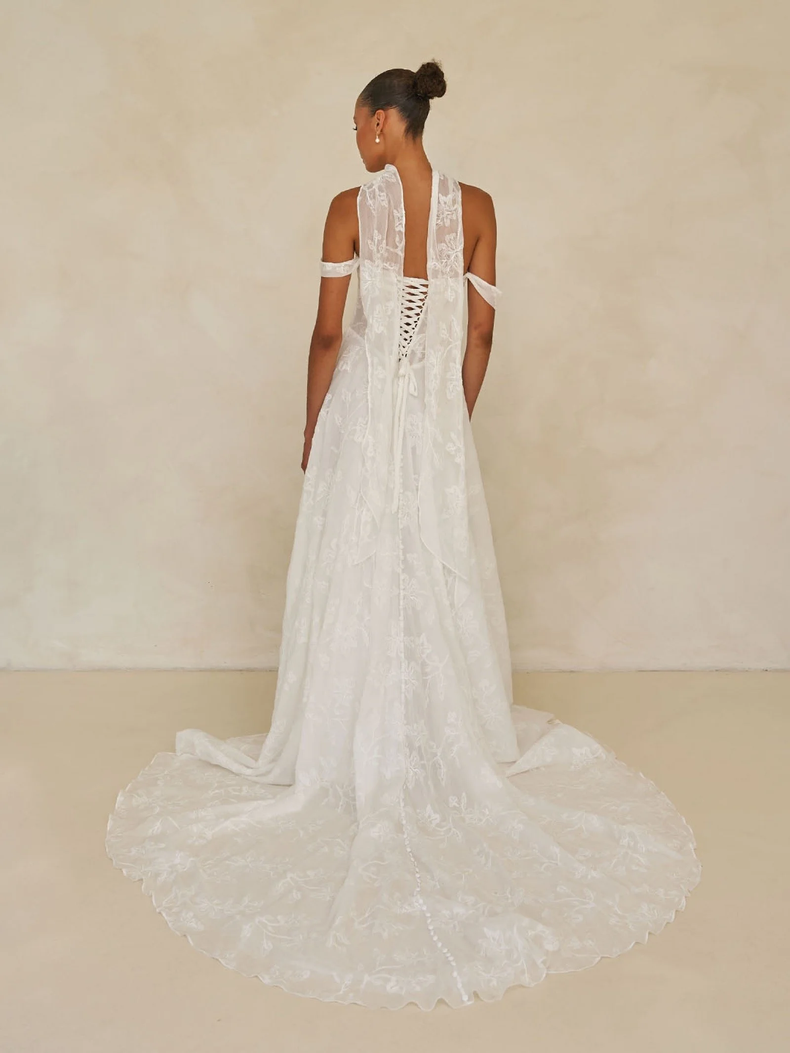     Optionales Chiffon-Halstuch als ergänzendes Stylingdetail zum Brautkleid Wilder von Madi Lane