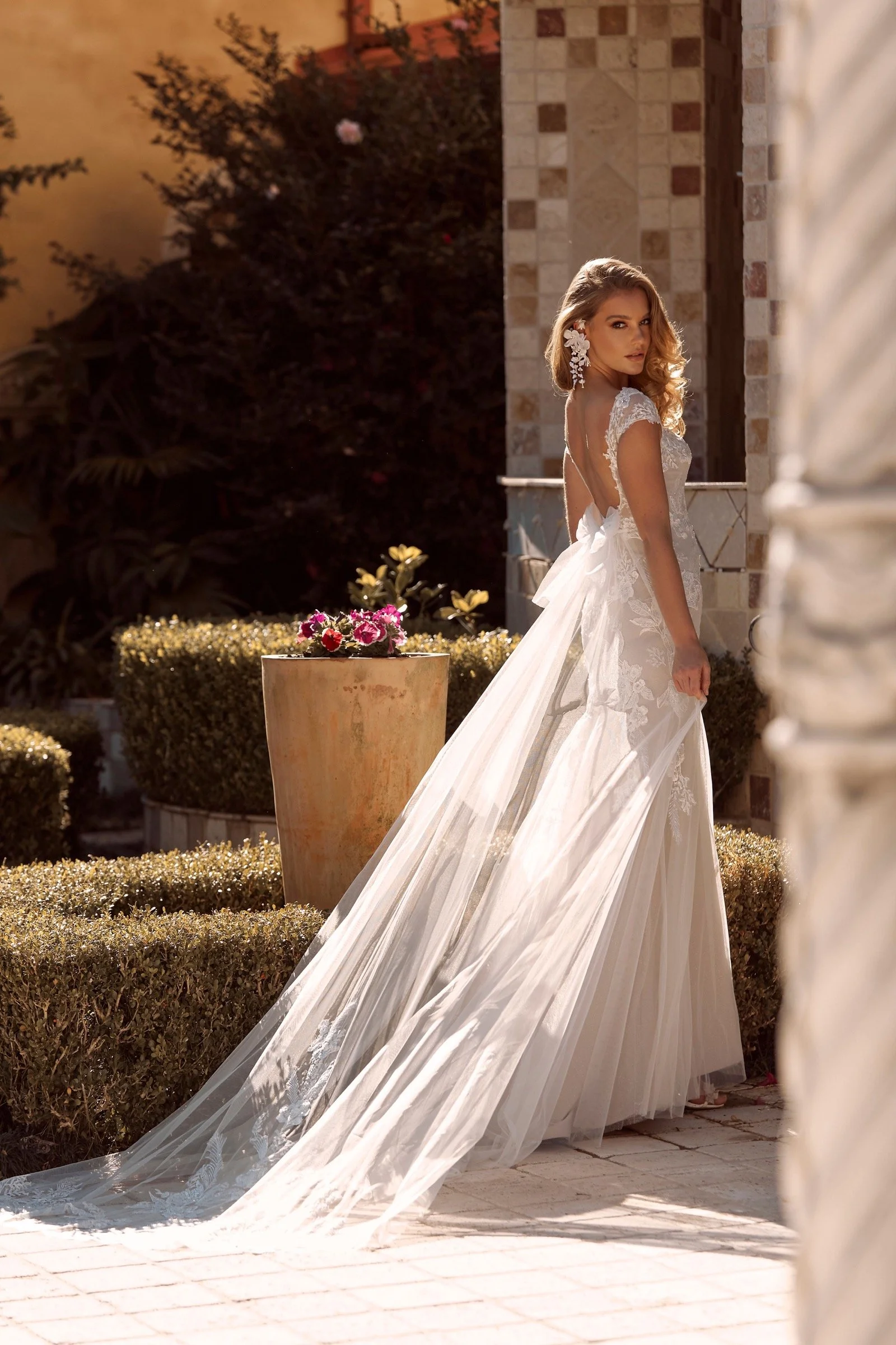     Abnehmbarer Tüll-Overskirt ergänzt das Brautkleid Bliss von Madi Lane um eine voluminöse Silhouette