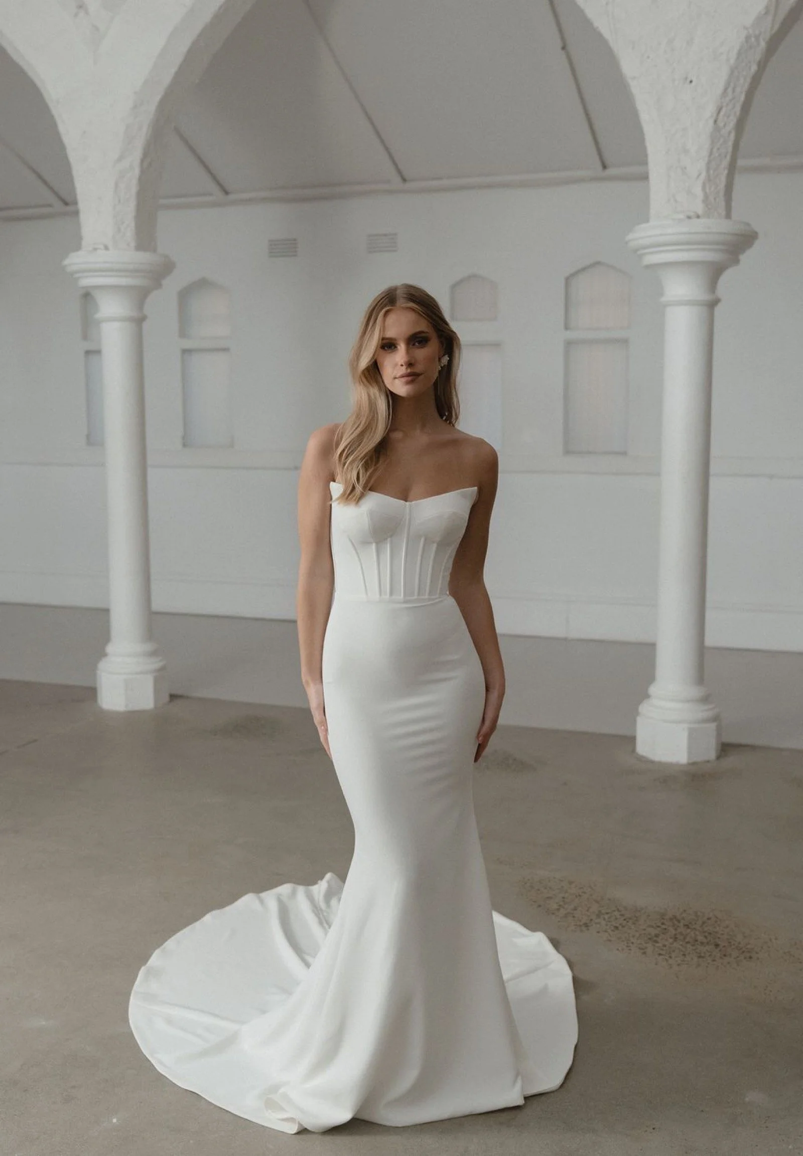     Savoy von Madi Lane – cleanes Fit-and-Flare-Brautkleid mit Cat-Eye-Ausschnitt und figurbetonter Silhouette
