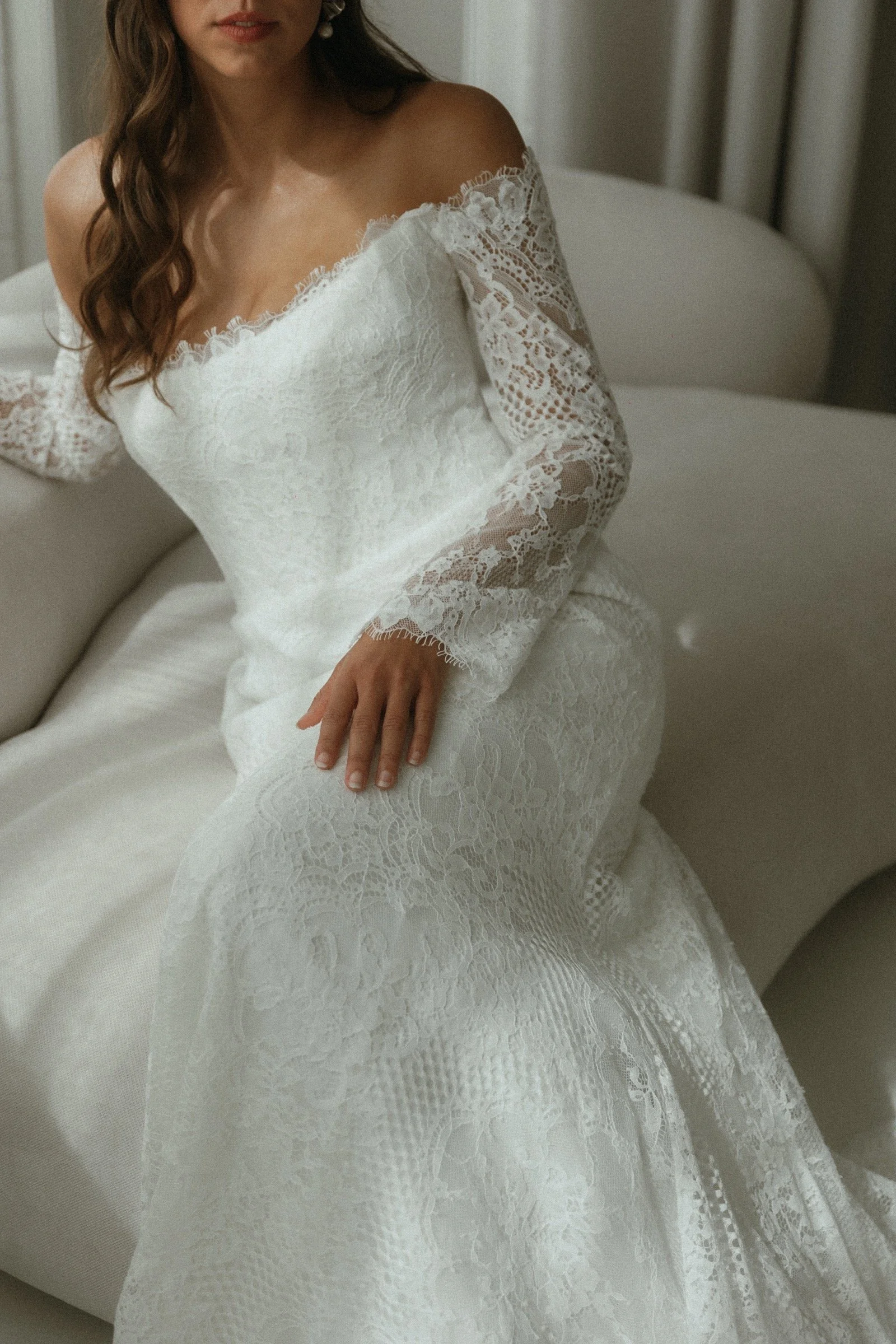 Resa Brautkleid von Watters mit geradem Off-Shoulder-Ausschnitt und langen Spitzenärmeln