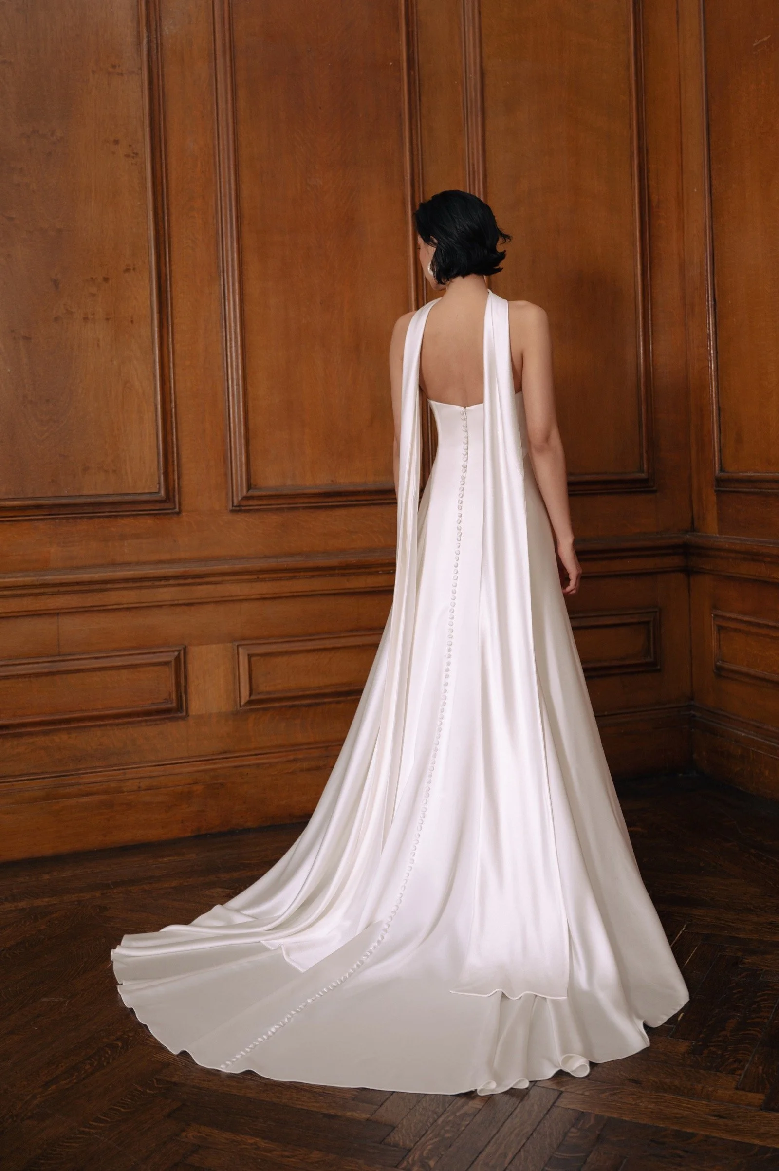 Rückenansicht des Addilyn Brautkleides von Jenny Yoo mit eleganter Schleppe
