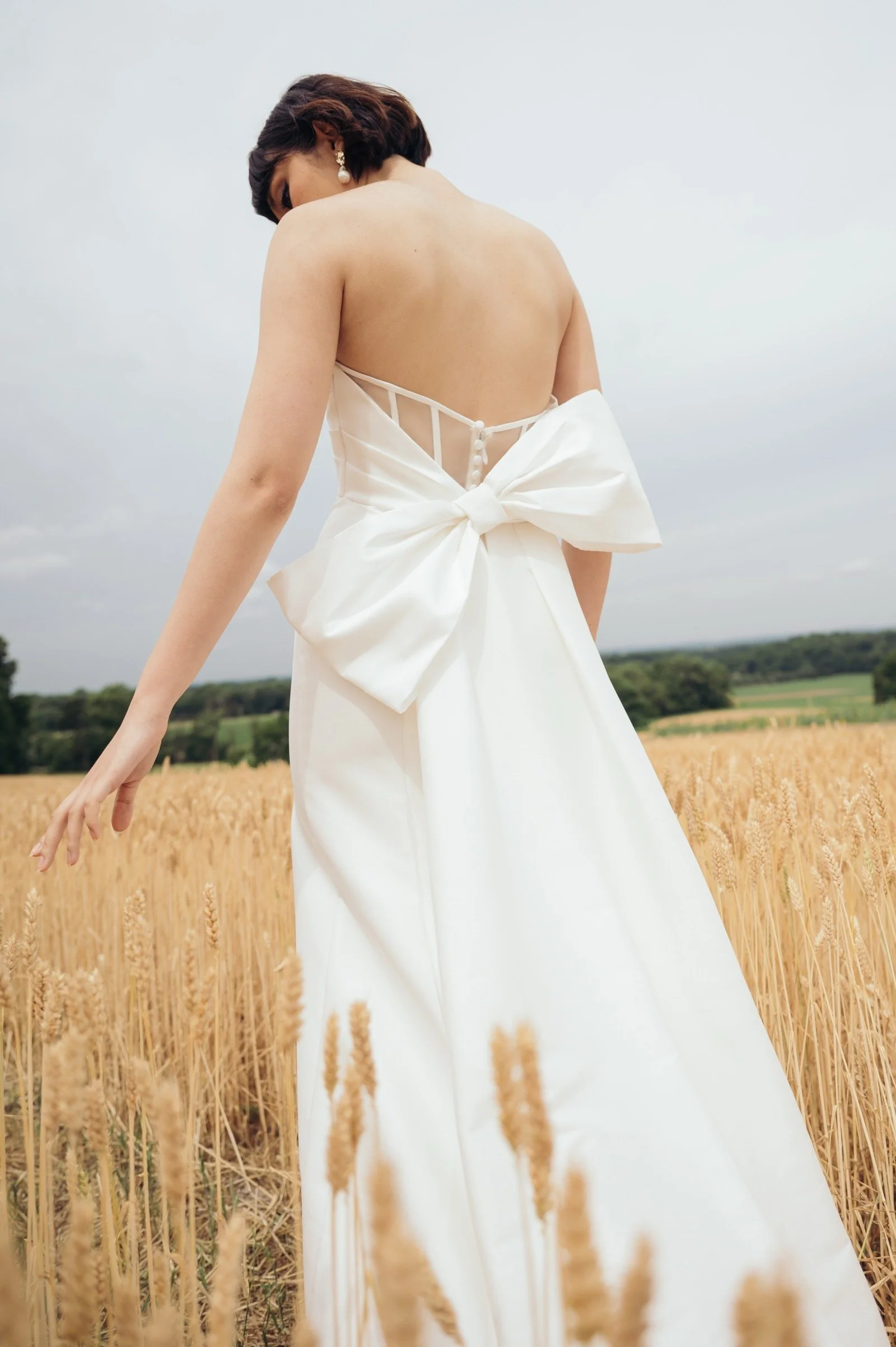     Transparentes Illusionskorsett am Rücken des cleanen Brautkleids Lola von Jenny Yoo