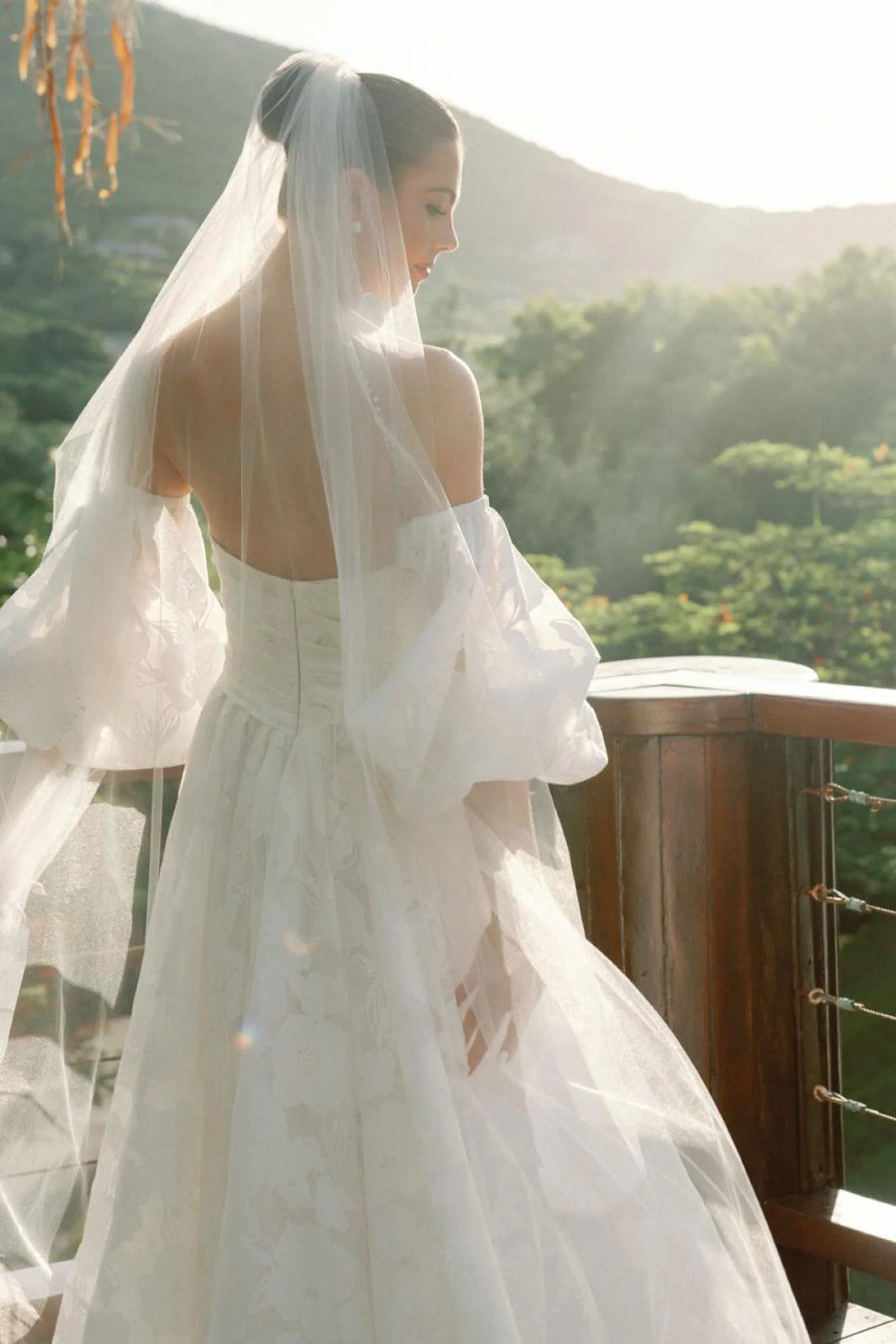 Vienna Brautkleid von Watters mit trägerlosem Herzausschnitt und floralem Organza