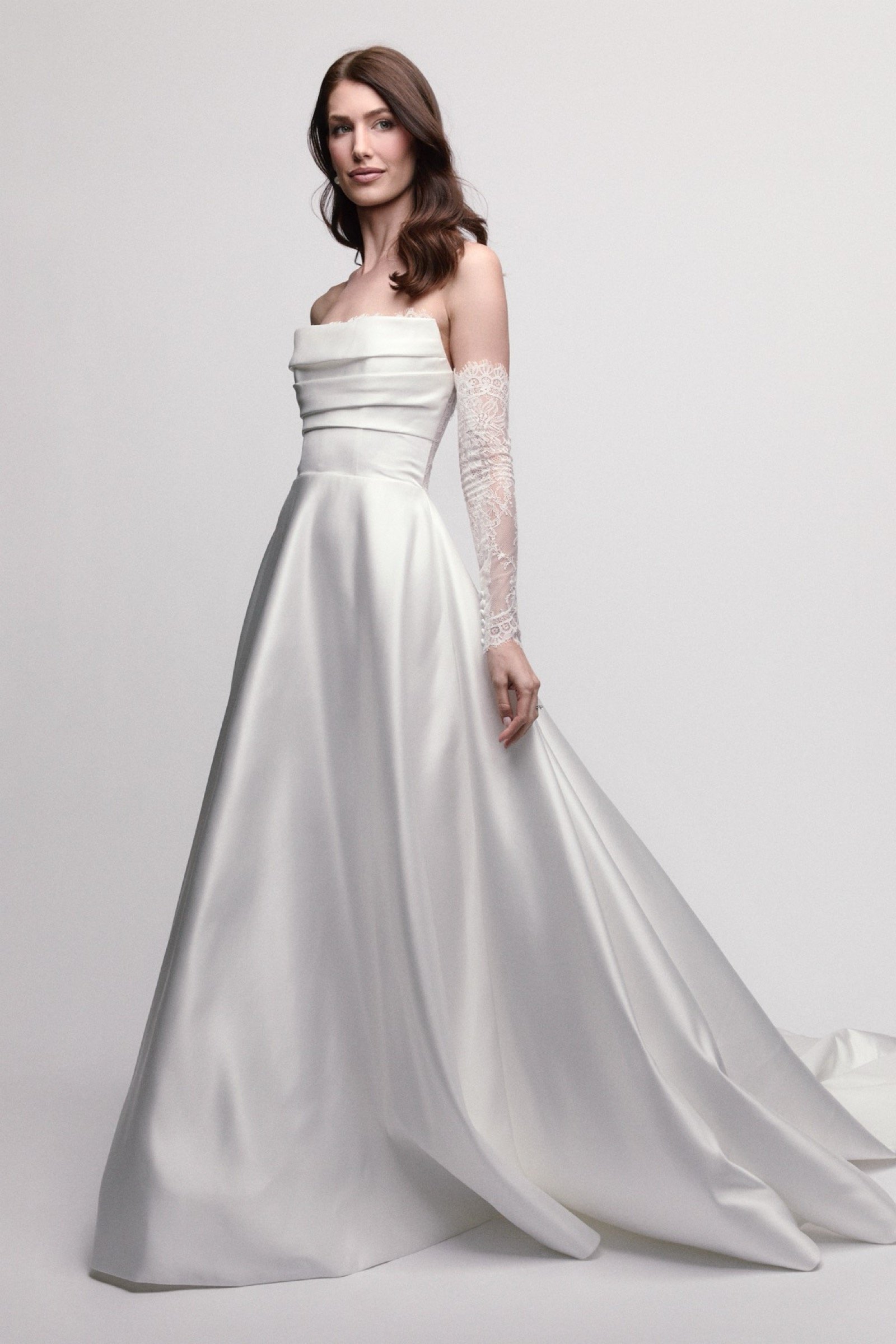 Aster von Watters, A-Linien-Brautkleid aus Satin mit geradem Ausschnitt und Chantilly-Spitzenärmeln
