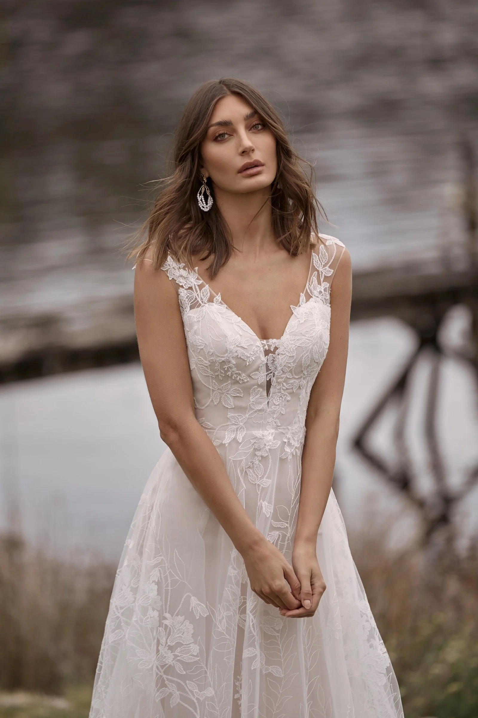 Detail des Camille Brautkleides von Madi Lane mit bestickter Spitzenverzierung auf zartem Tüll