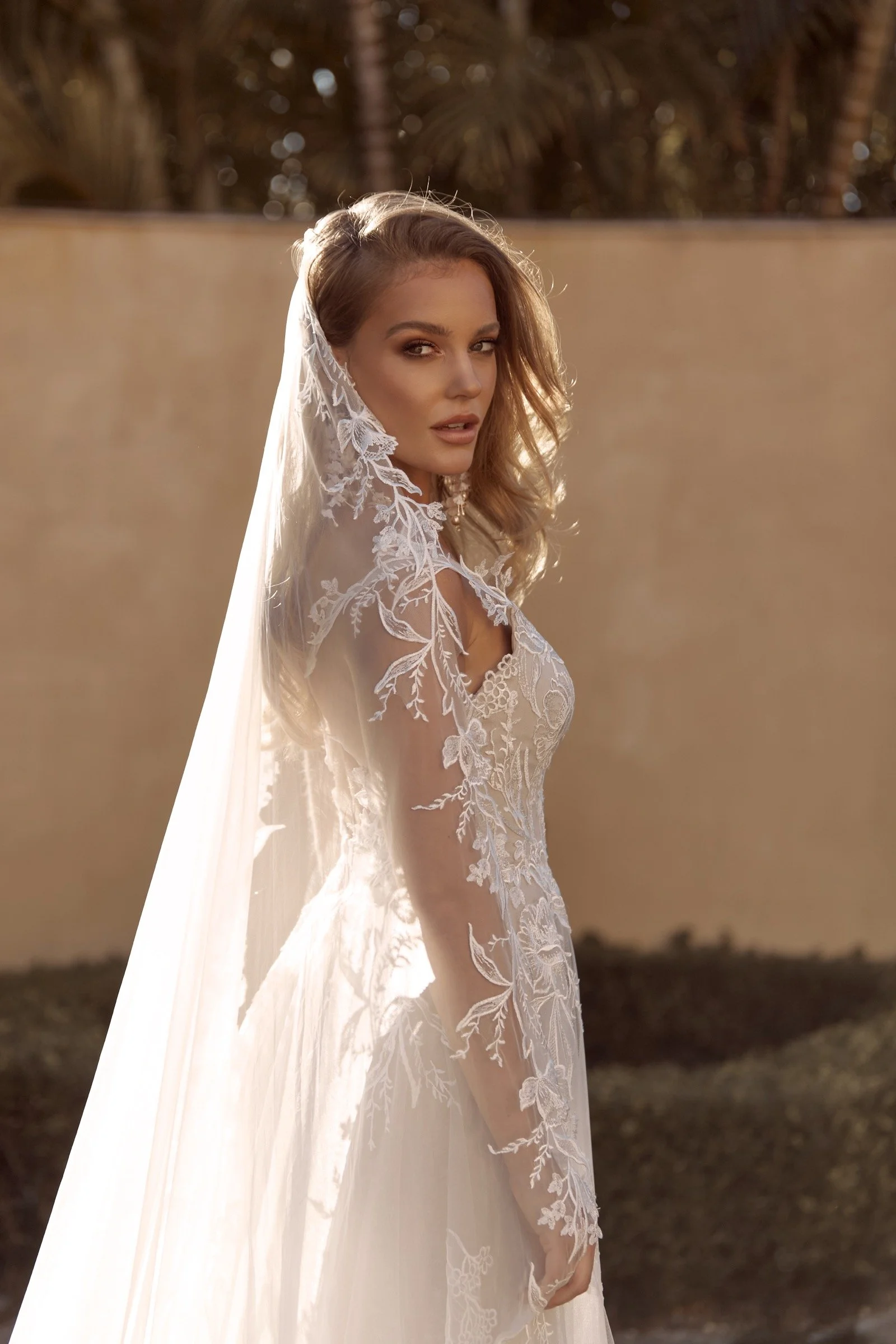 Detail des Birdie Brautkleides von Madi Lane mit floraler Spitze und zartem Tüll
