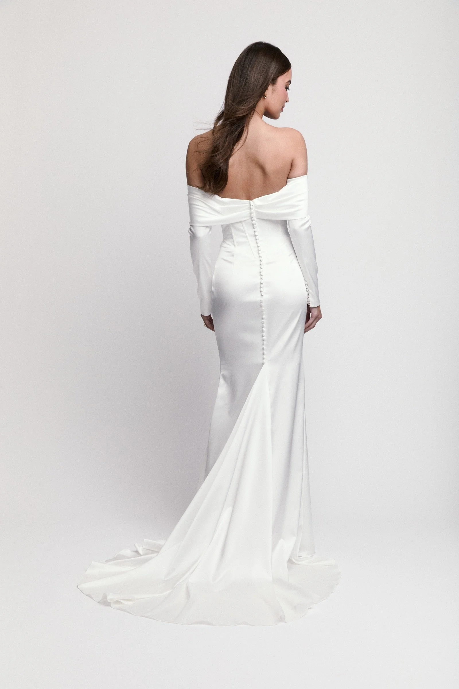 Rückenansicht des Cricket Brautkleides von Watters aus glänzendem Stretch Satin mit kleiner Schleppe