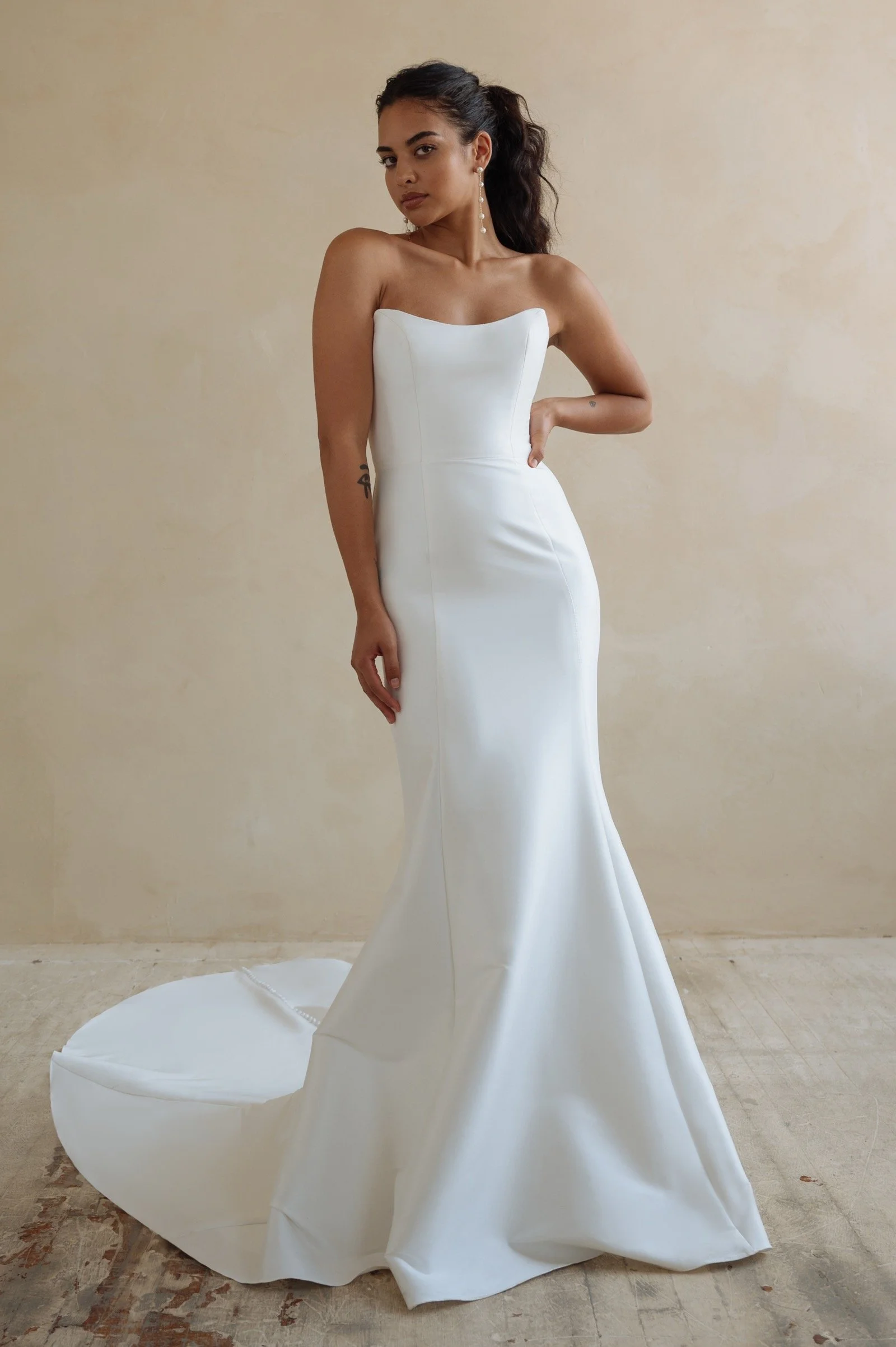     Bellamy von Jenny Yoo – cleanes Fit-and-Flare-Brautkleid mit trägerlosem Ausschnitt und dezenter Schleppe