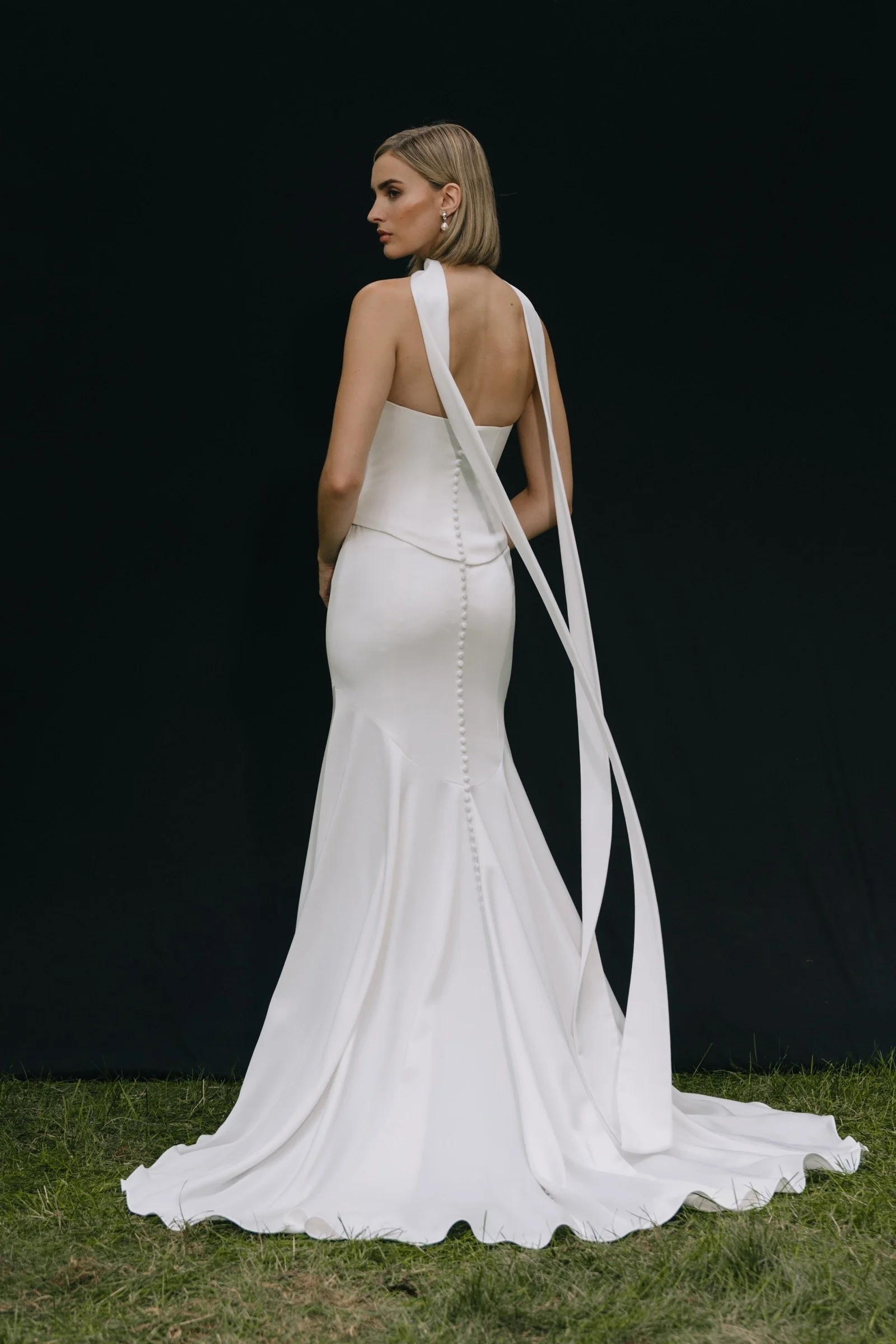 Rückenansicht des Alora Brautkleides von Jenny Yoo mit körpernaher Fit-and-Flare-Silhouette