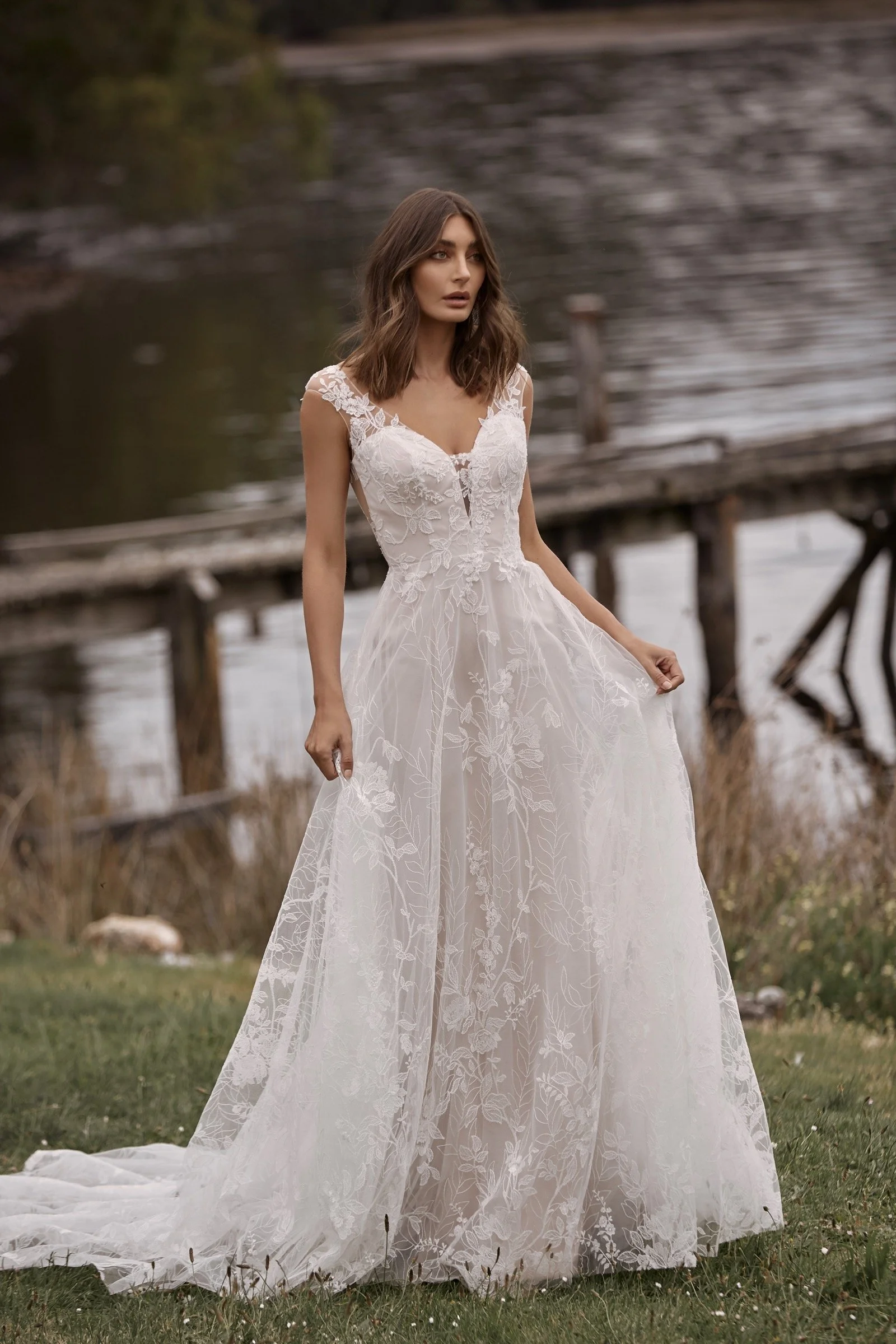 Camille von Madi Lane, A-Linien-Brautkleid aus zartem Tüll mit bestickter Spitzenverzierung und V-Ausschnitt