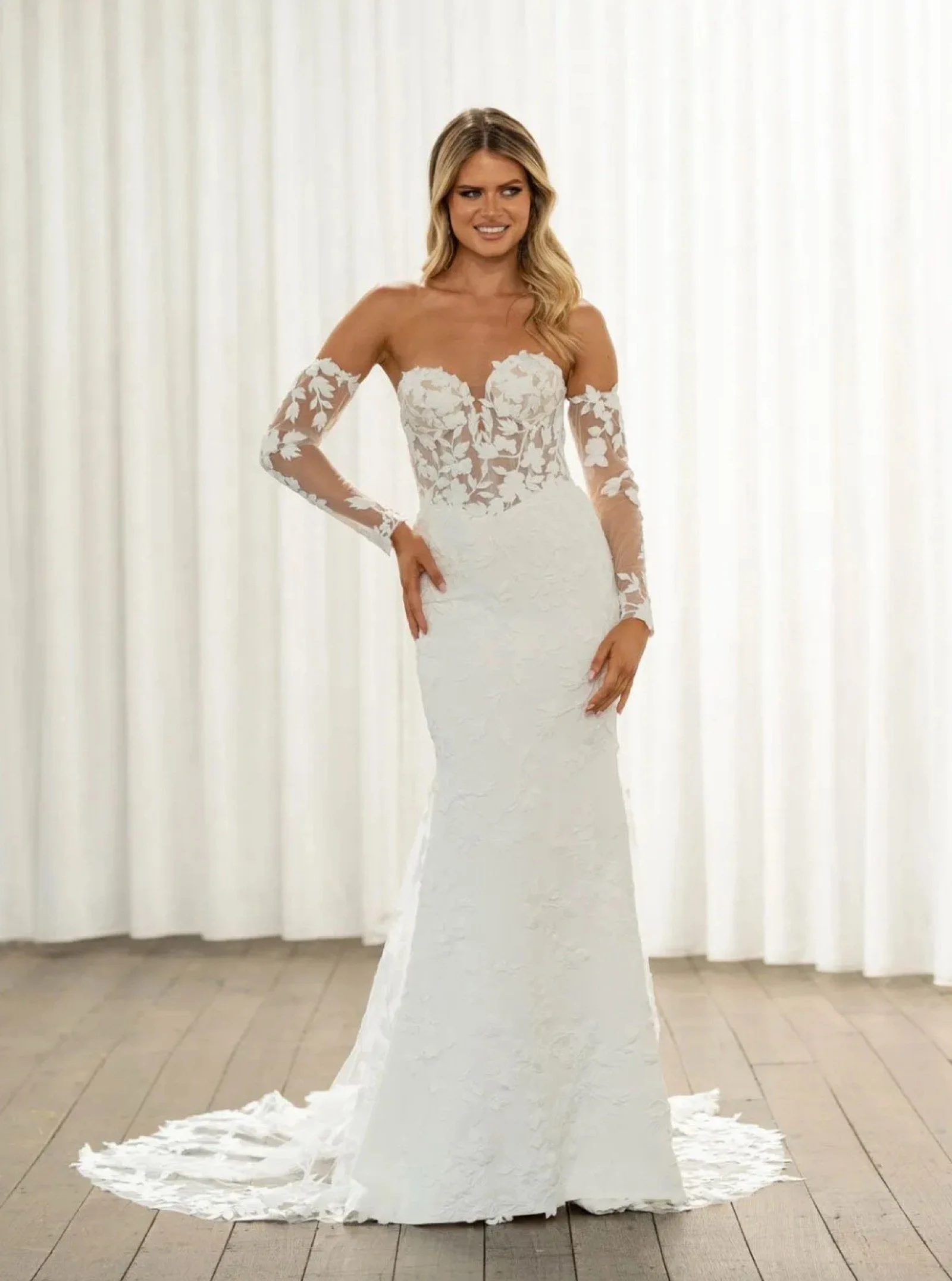     Thane von Madi Lane – Fit-and-Flare-Brautkleid aus Crepe mit floralen Spitzenapplikationen