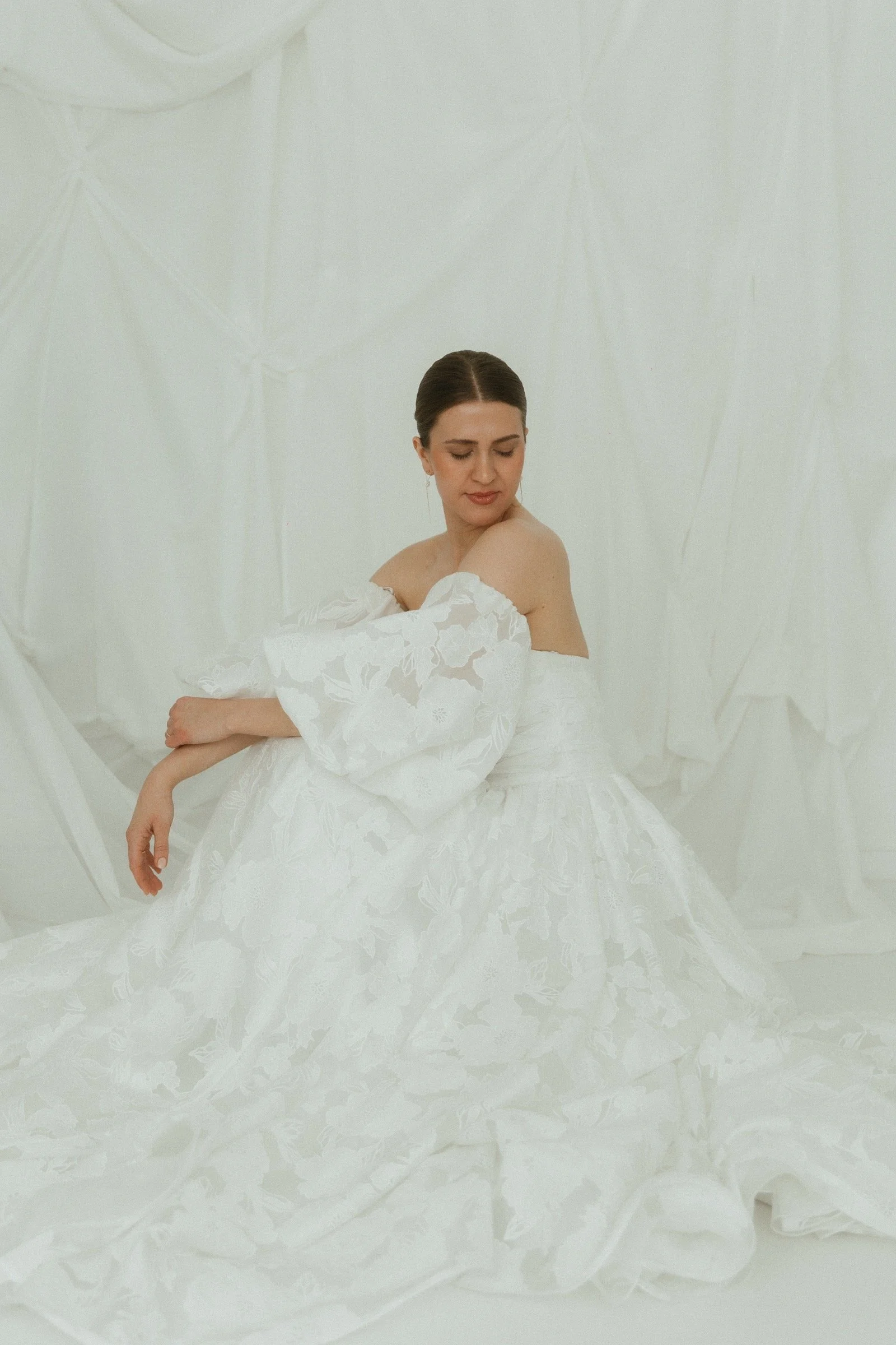 Vienna Brautkleid von Watters mit trägerlosem Herzausschnitt und floralem Organza